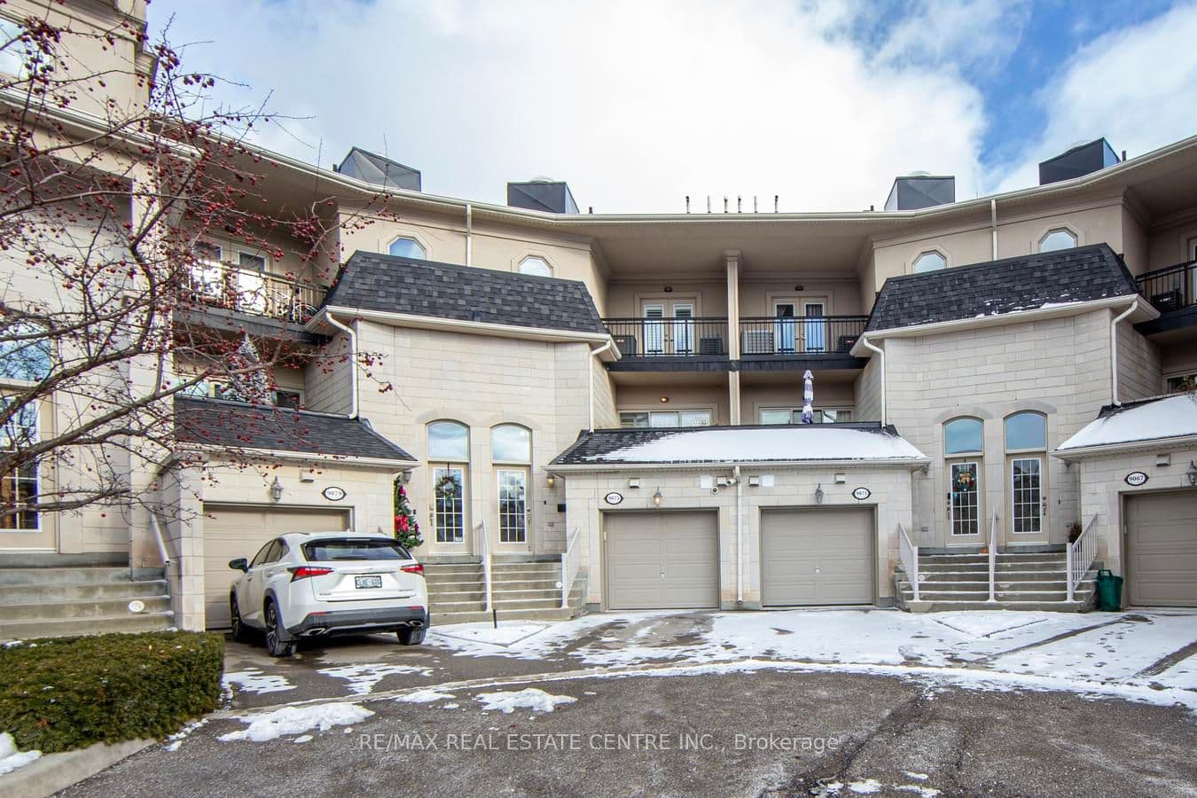 9075 Derry Road photo 1