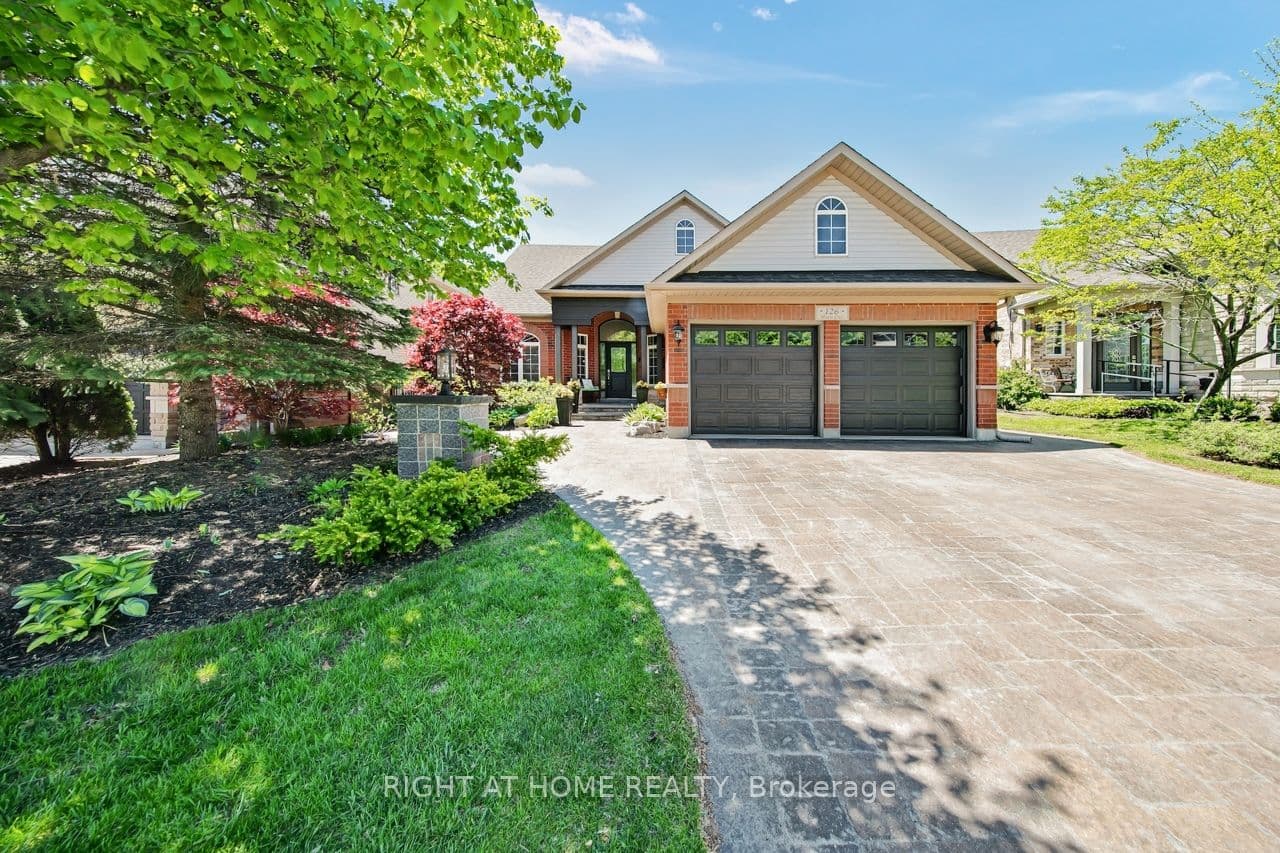 126 Moore Crescent photo 1