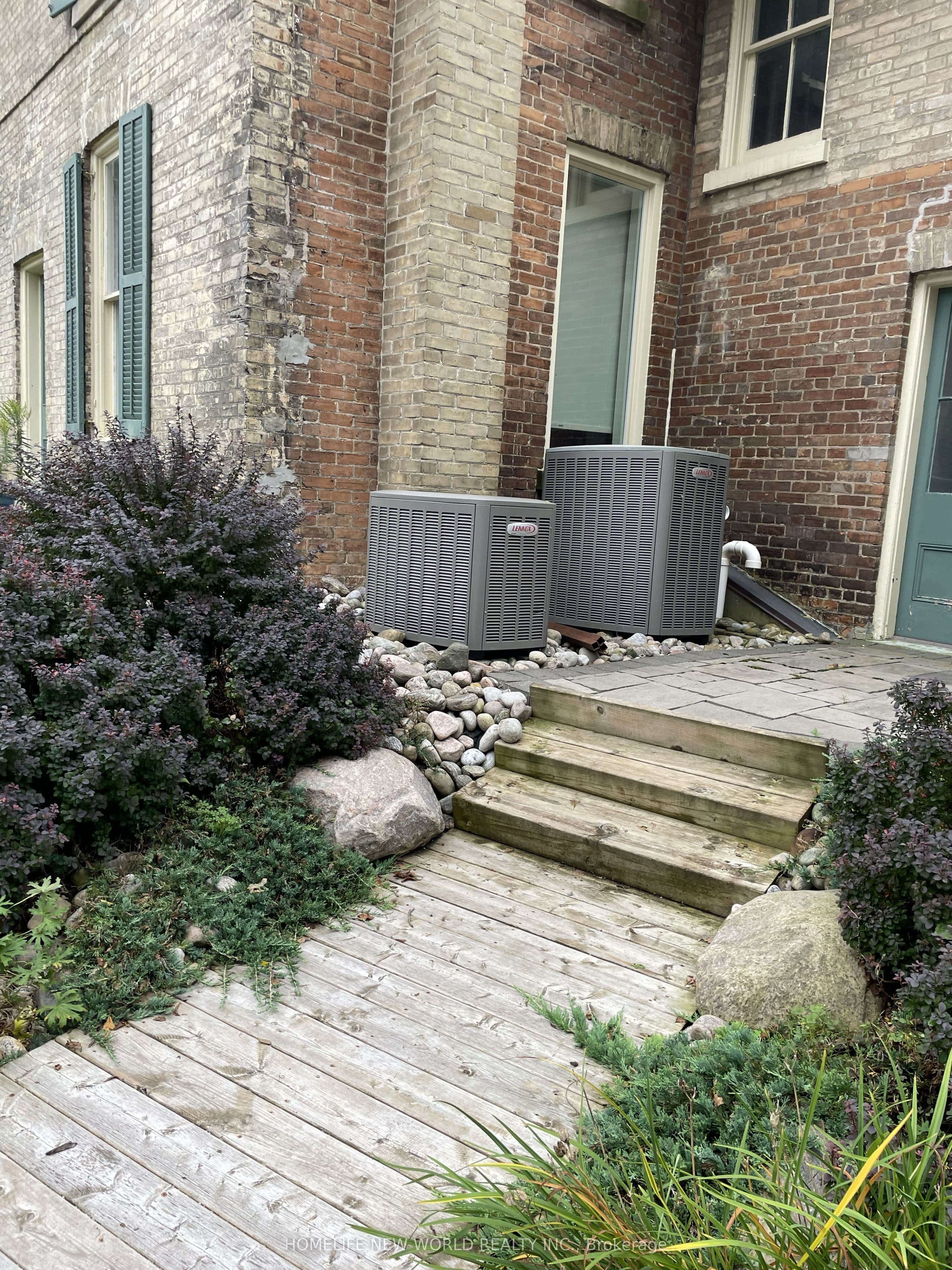 15342 Yonge Street photo 1