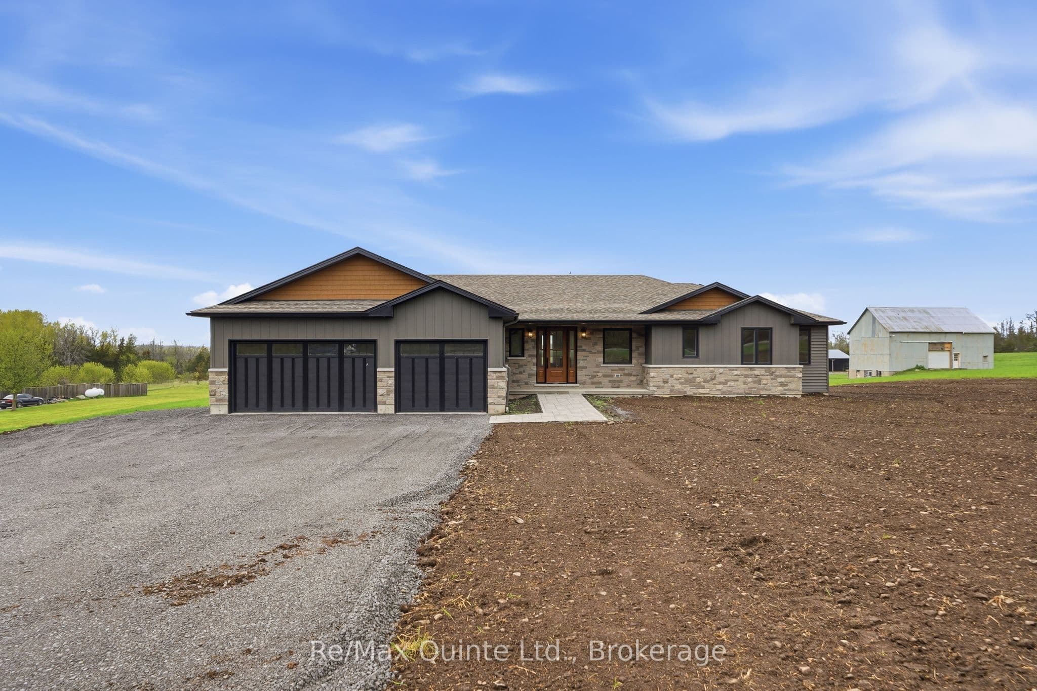 2501 Harmony Road photo 1