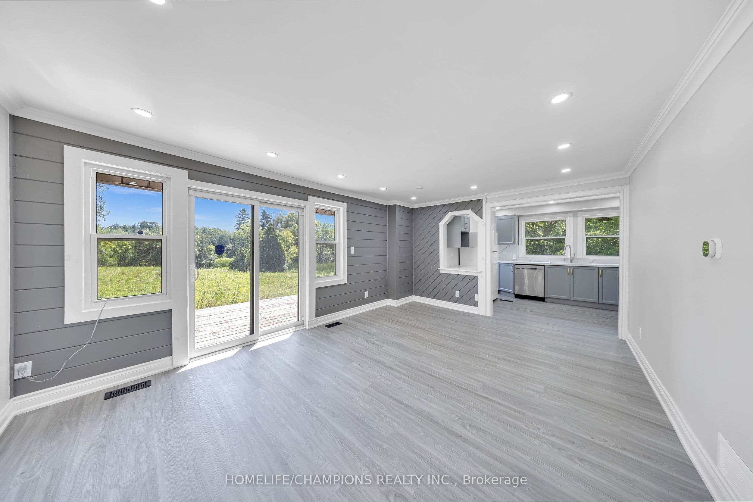 997 Mount Albert Road photo 1