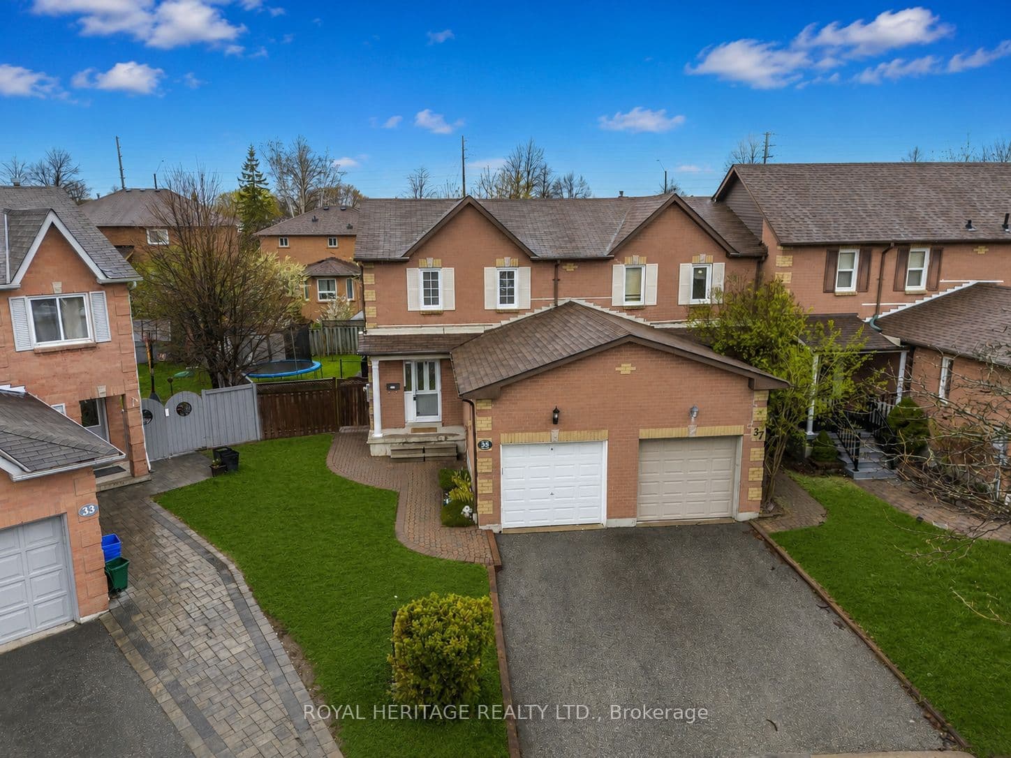 35 Hughes Crescent photo 1