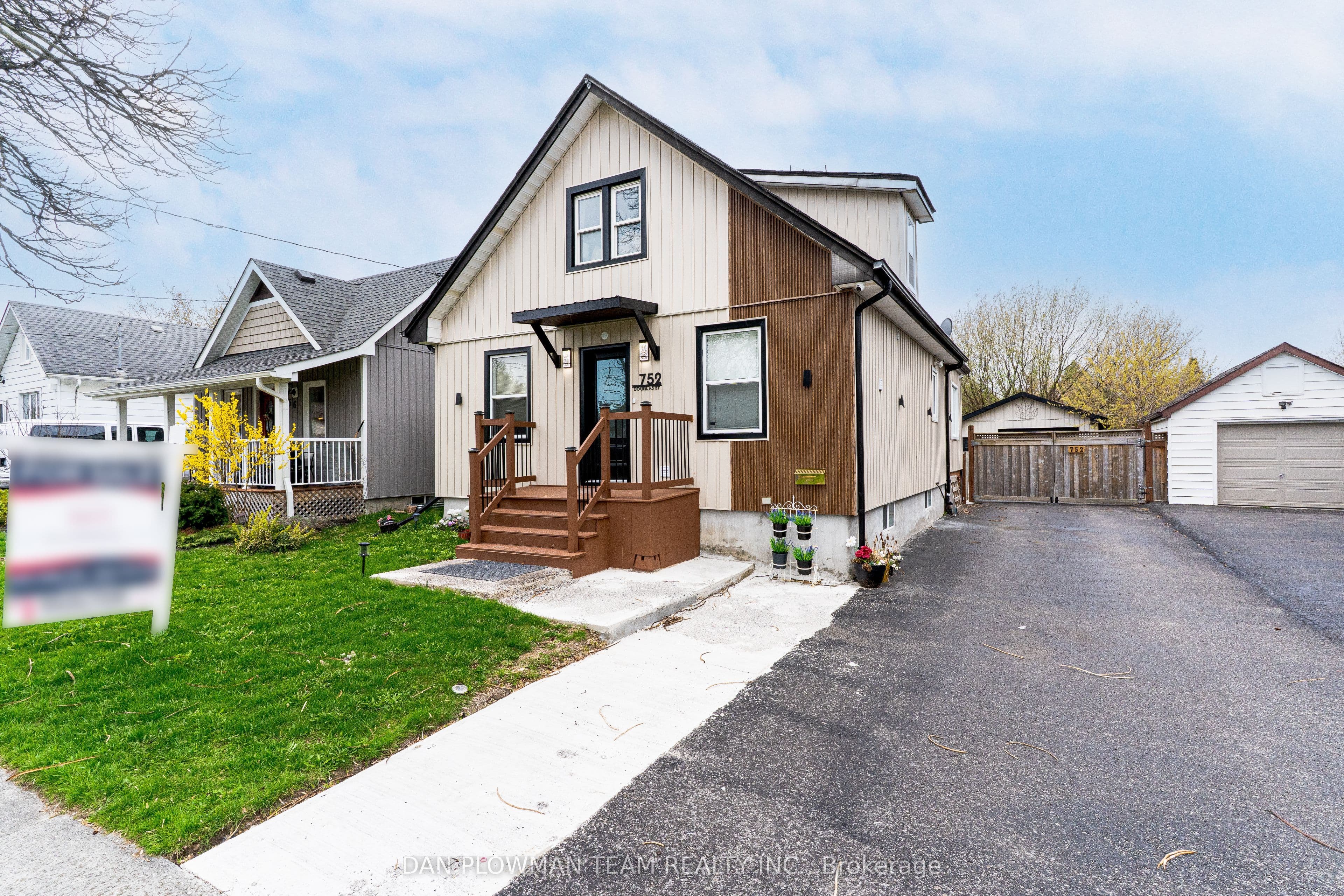 752 Douglas Street photo 1