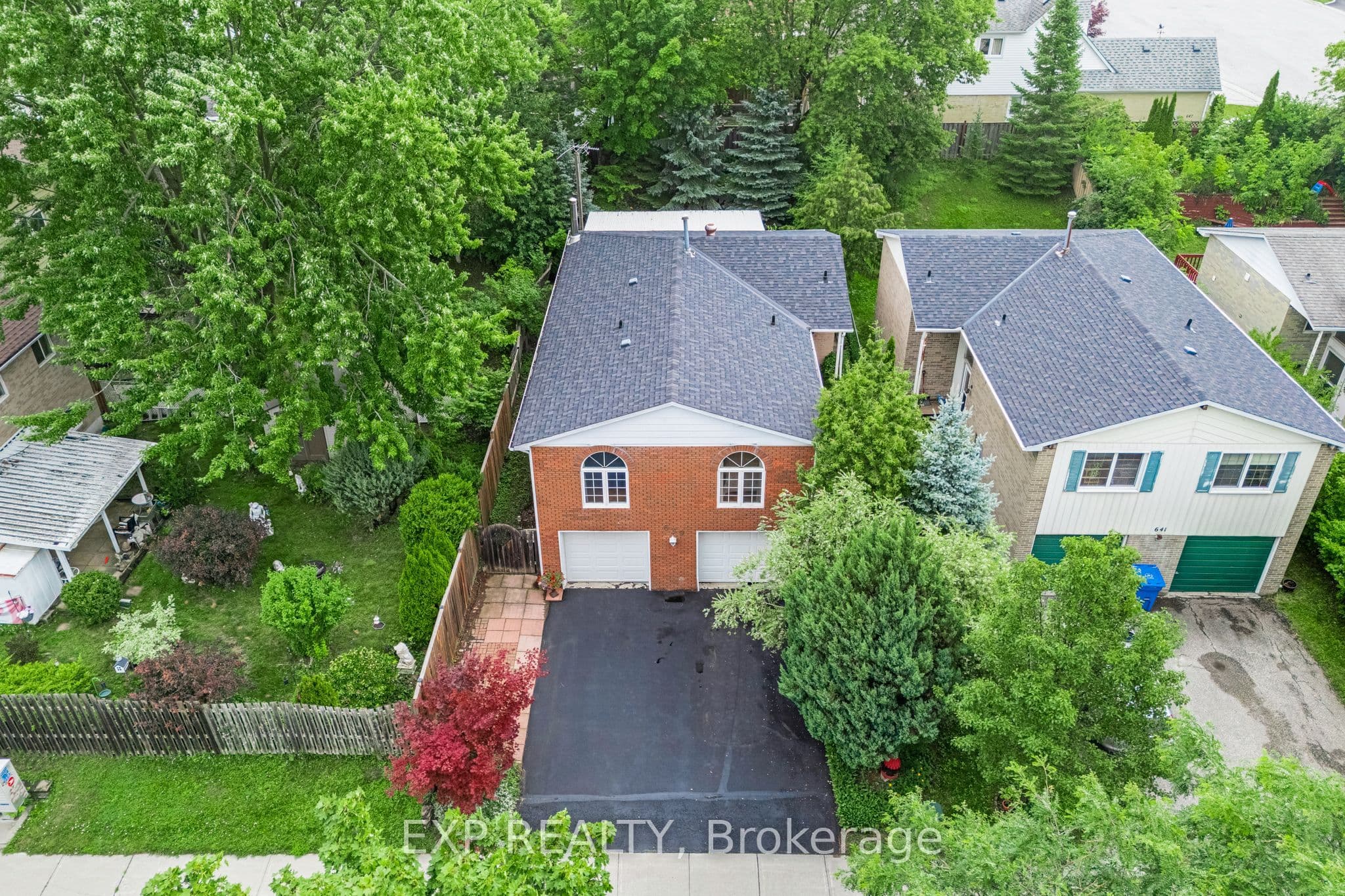 639 Irwin Crescent photo 1