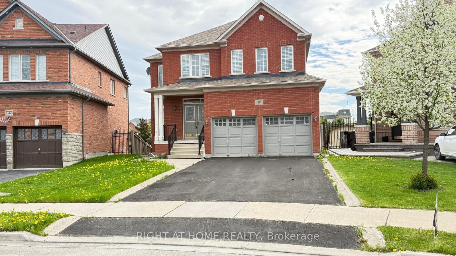 28 Laurentide Crescent photo 1