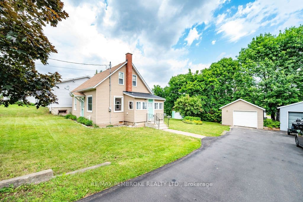 225 Wellington Street photo 1