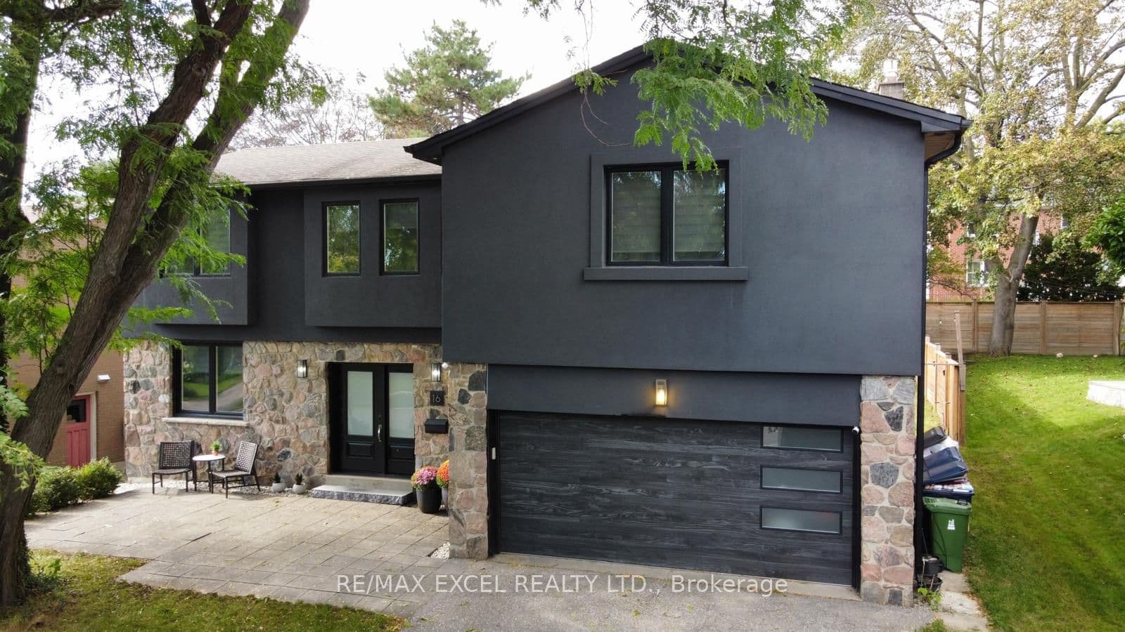 16 Aldenham Crescent photo 1