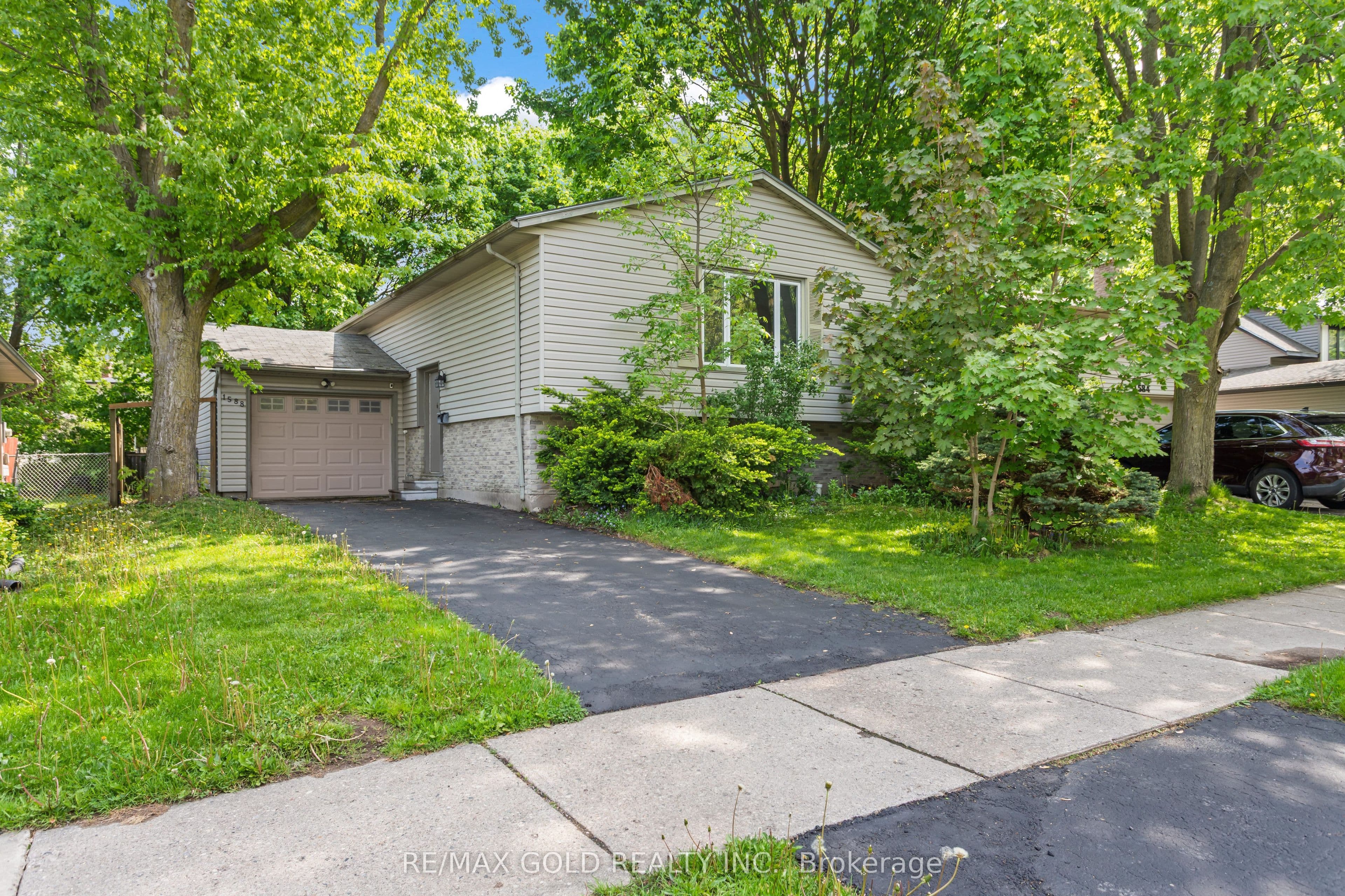 1588 Aldersbrook Road photo 1