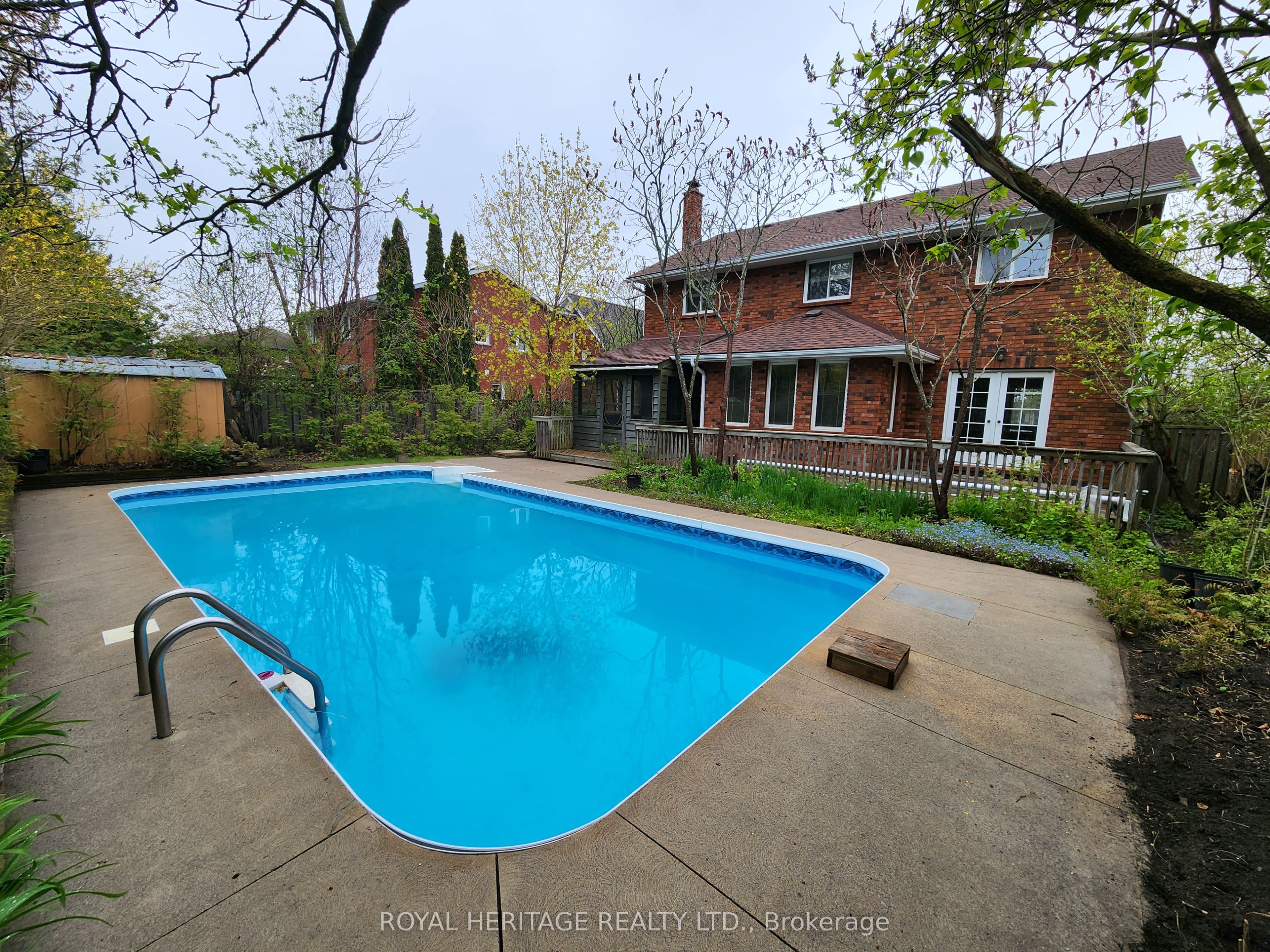 1534 Scollard Crescent photo 1
