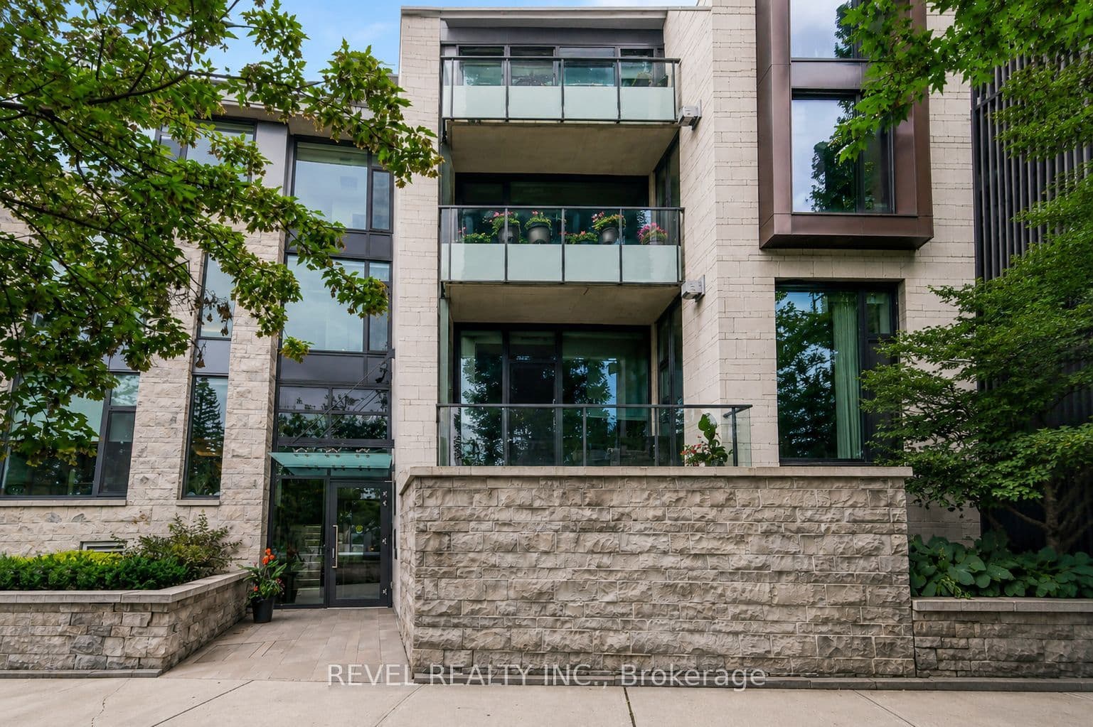 Unit 103 372 QUEEN ELIZABETH Drive photo 1