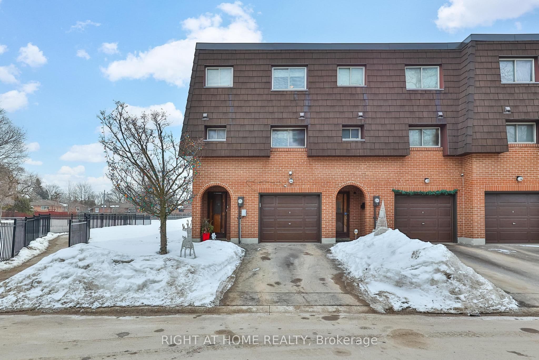Unit 74 100 Darras Court photo 1