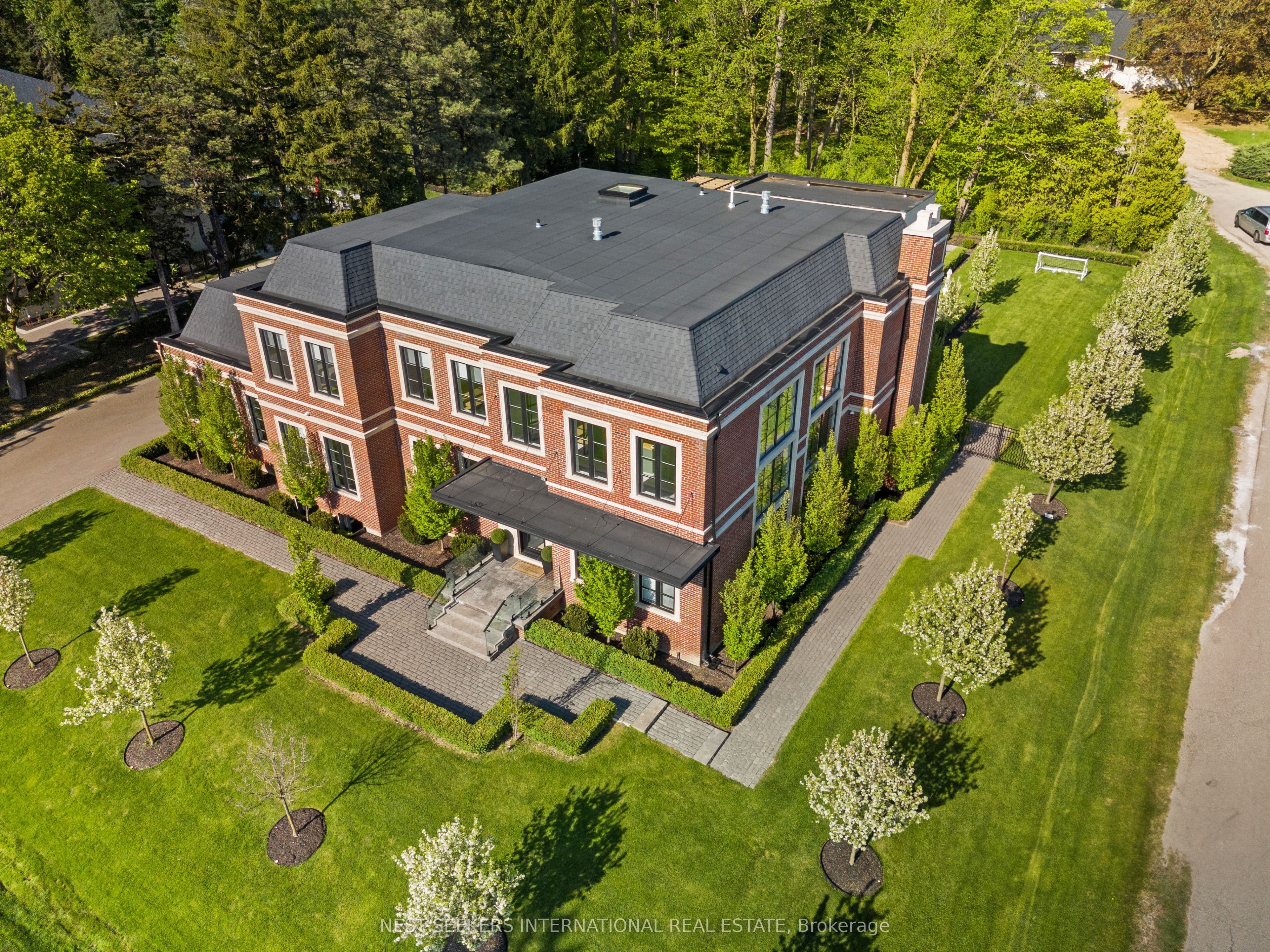 6 Forestave Crescent photo 1