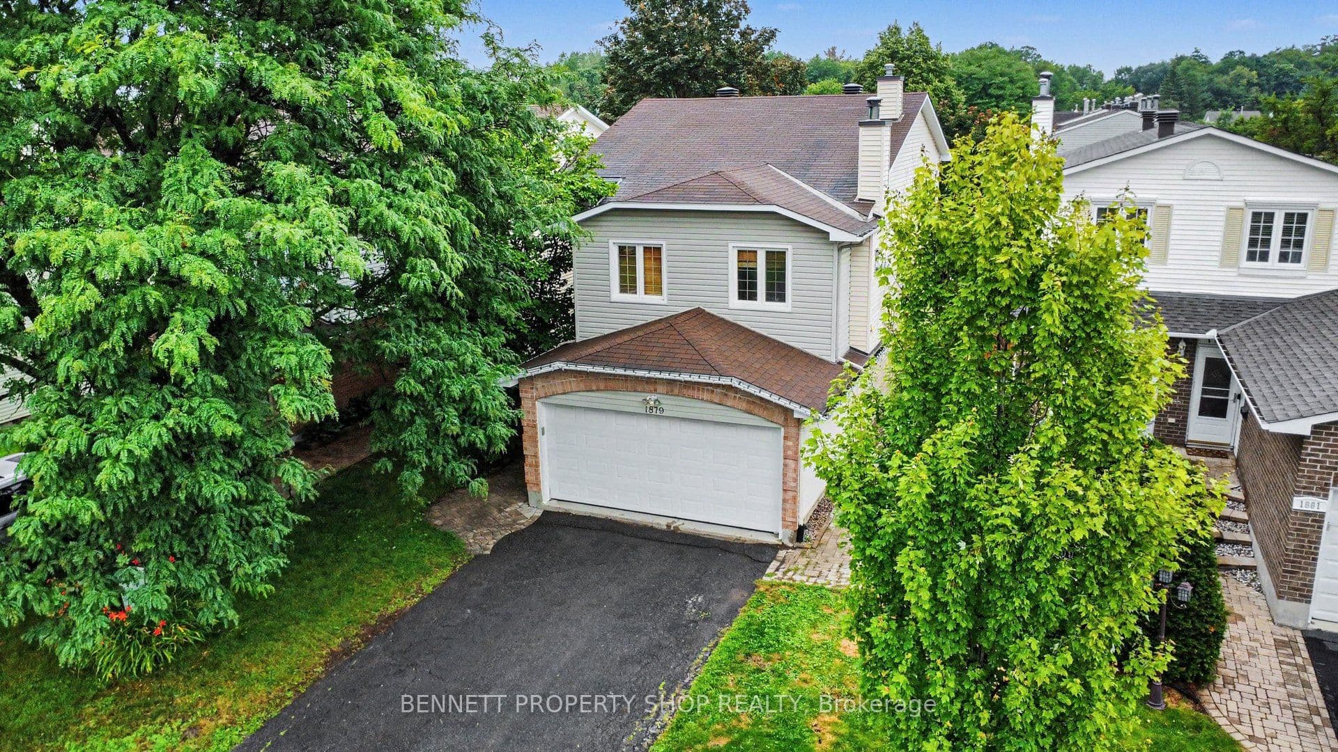 1879 Leclair Crescent photo 1