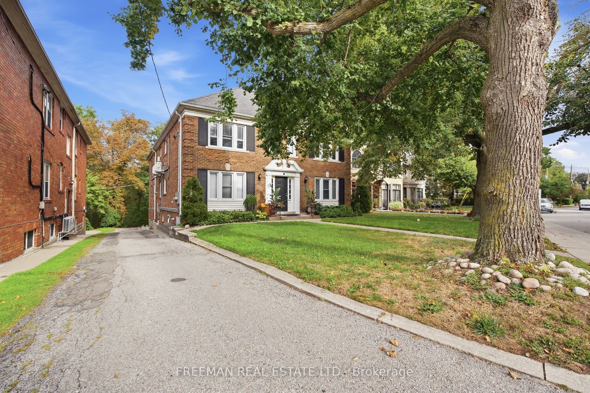 783 Spadina Road photo 1
