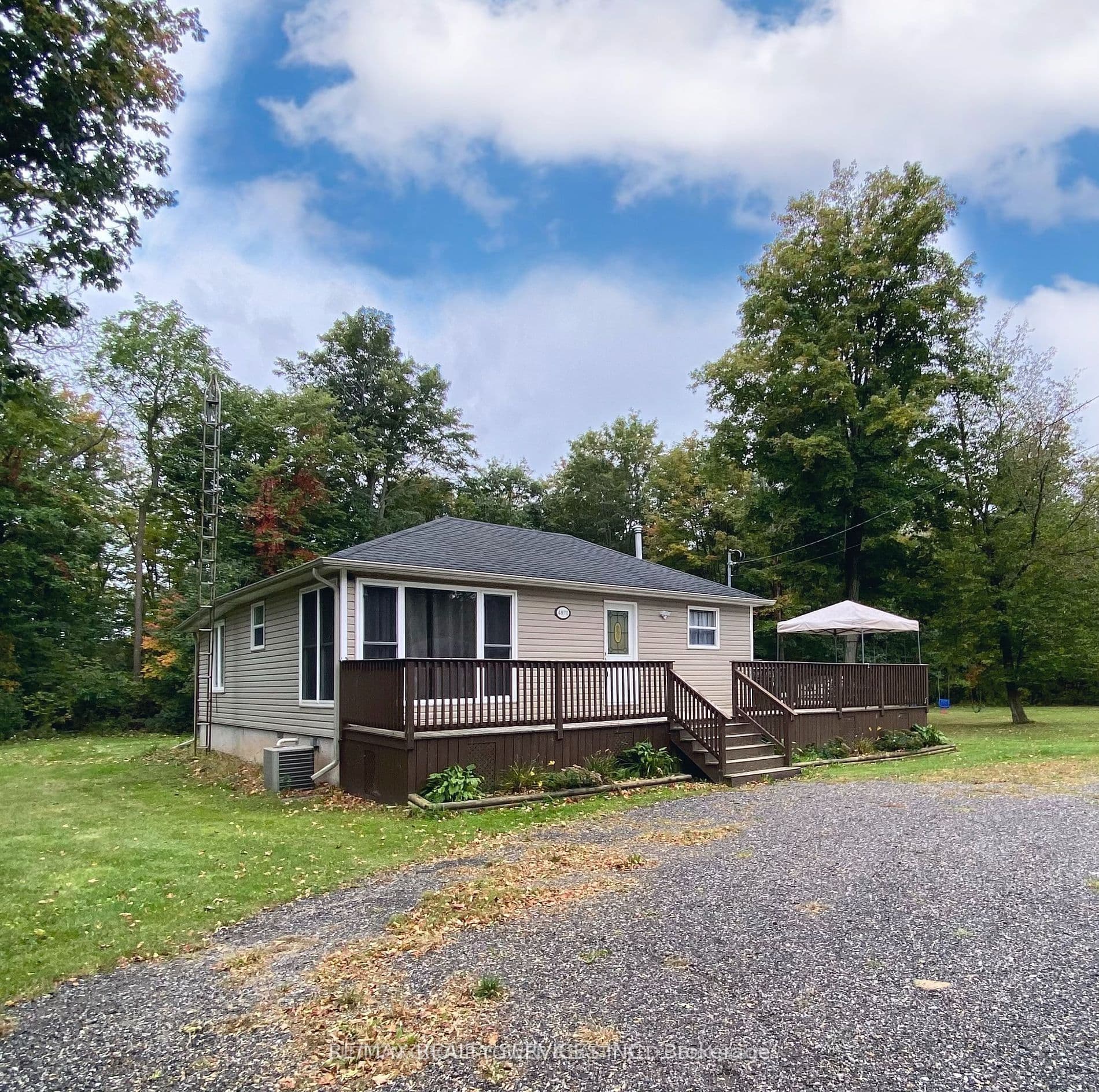 4870 Mapleview Crescent photo 1