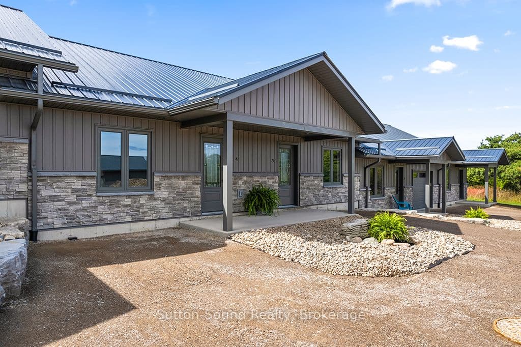 Unit 4 18 Maple Golf Crescent photo 1