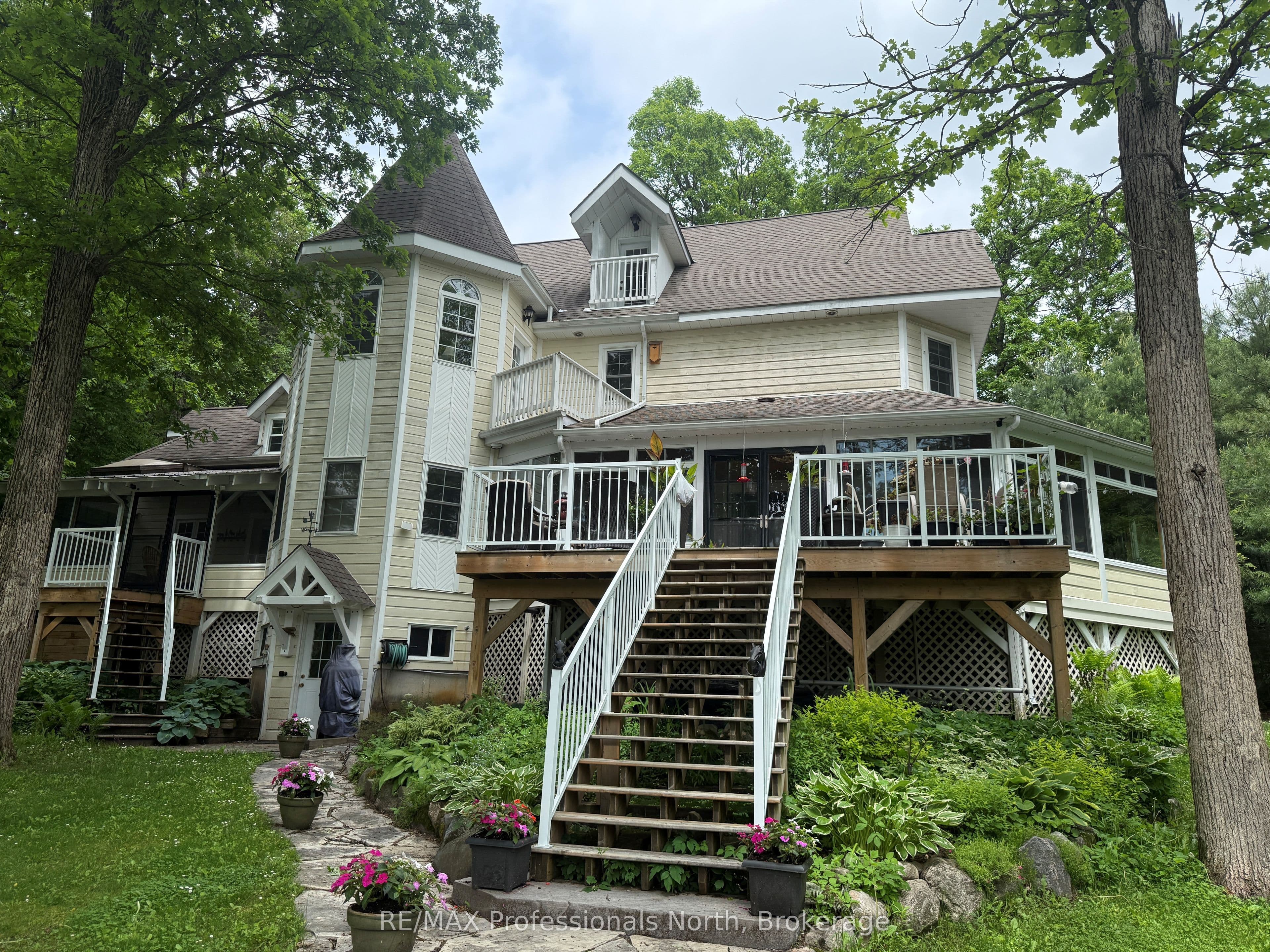 22 Knowles Crescent photo 1