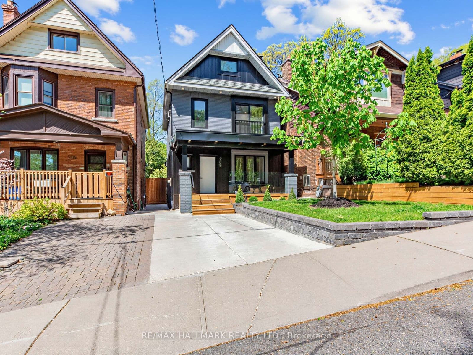 208 Gainsborough Road photo 1