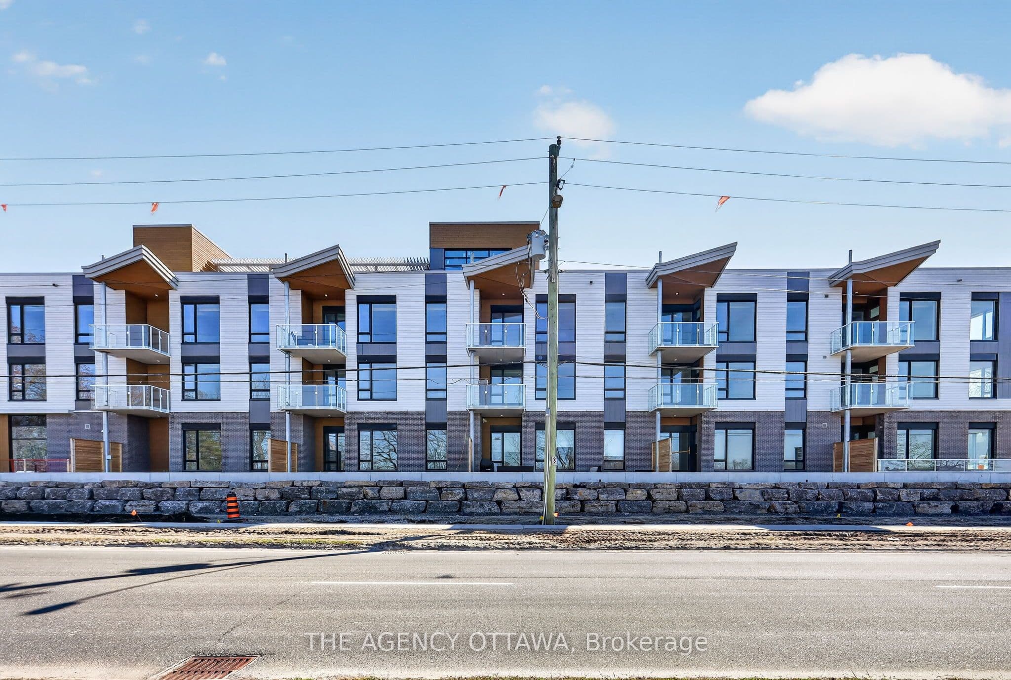 Unit 311 3071 Riverside Drive photo 1
