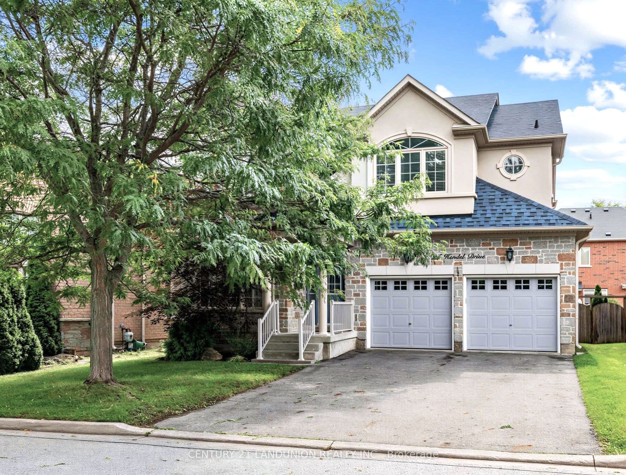 21 Hendel Drive photo 1