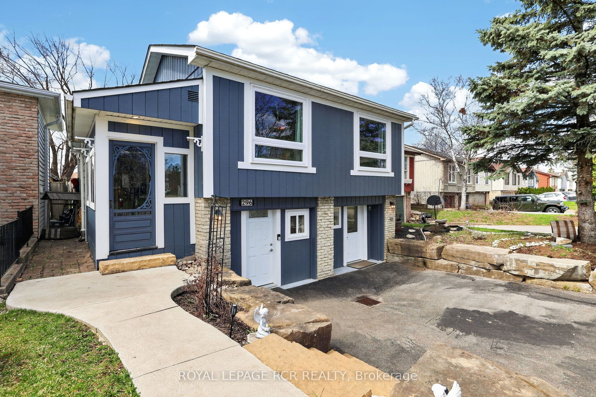 296 Whitehead Crescent photo 1