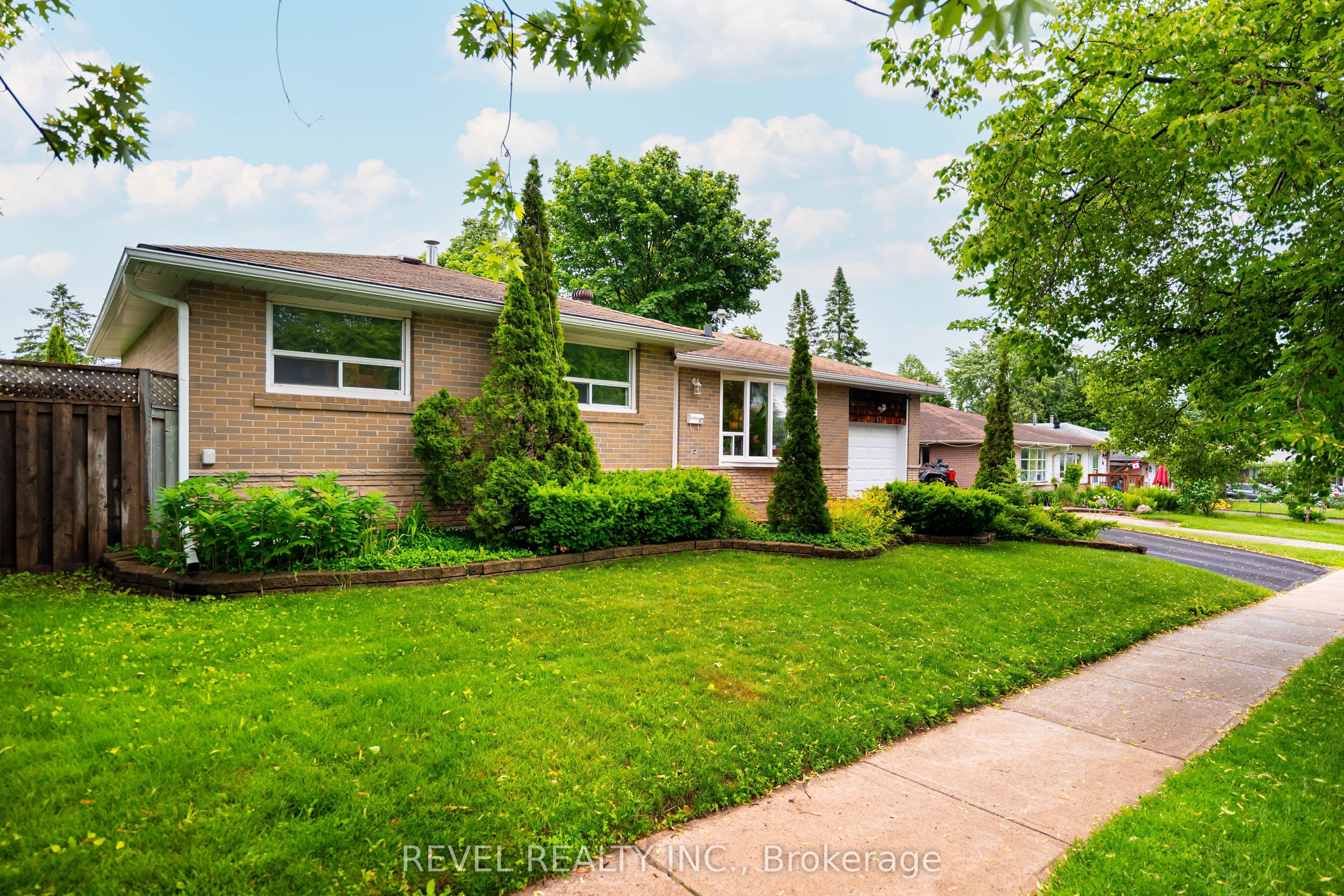 67 Carlton Drive photo 1