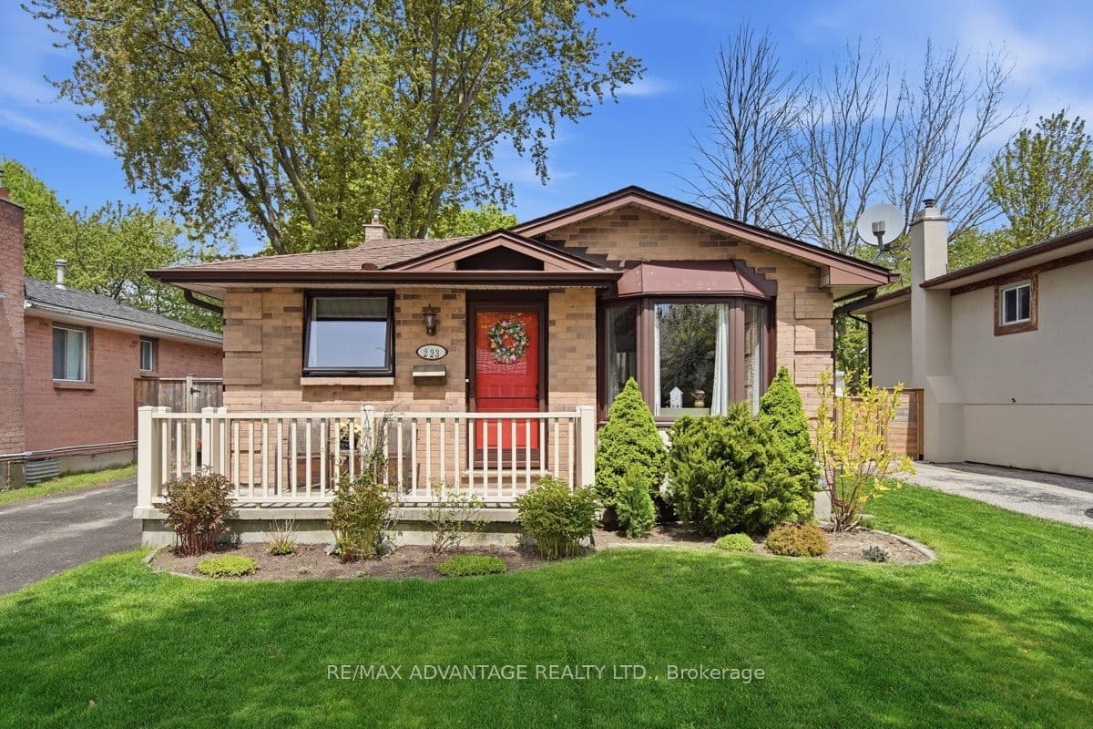 223 Ardsley Crescent photo 1