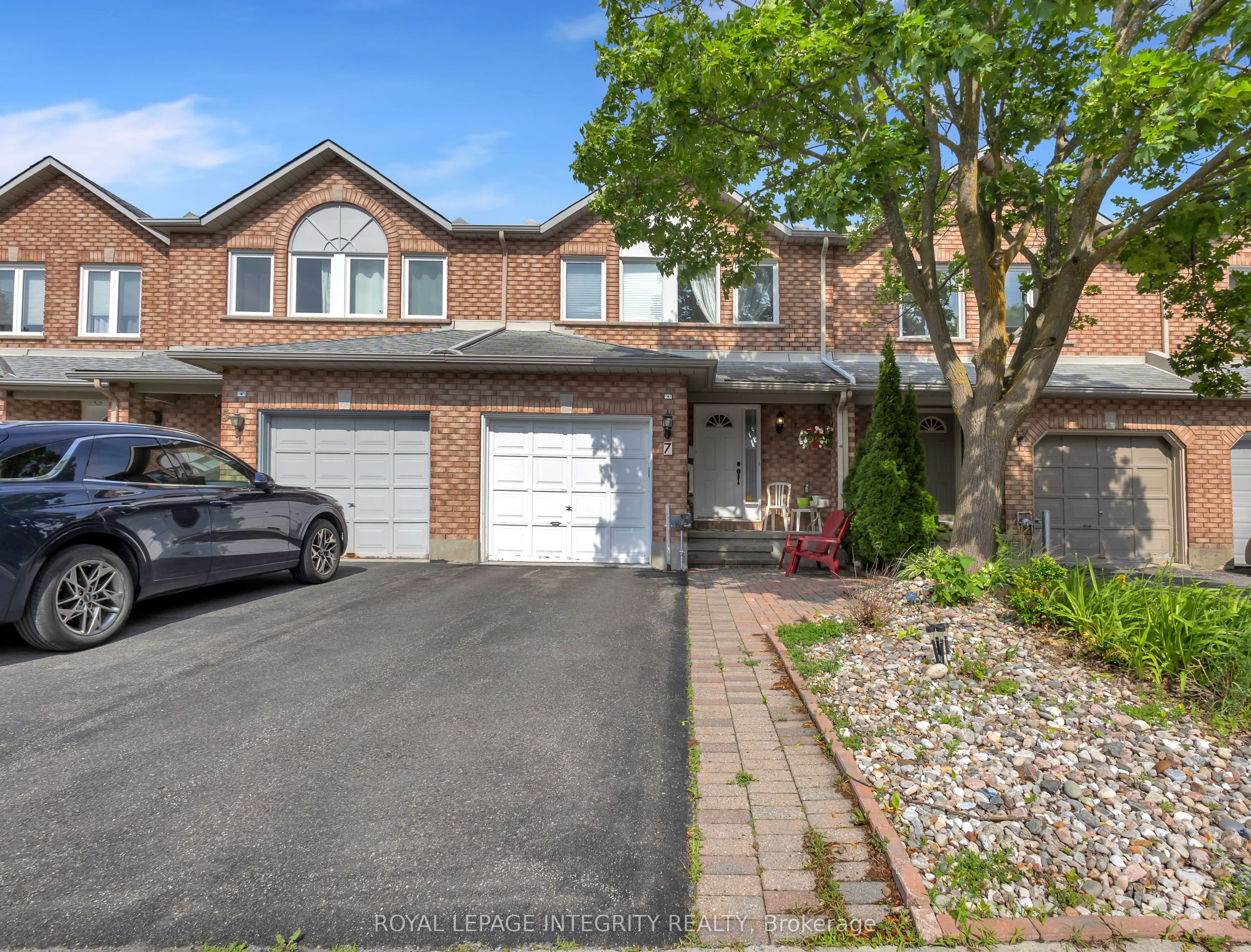 7 Westpointe Crescent photo 1