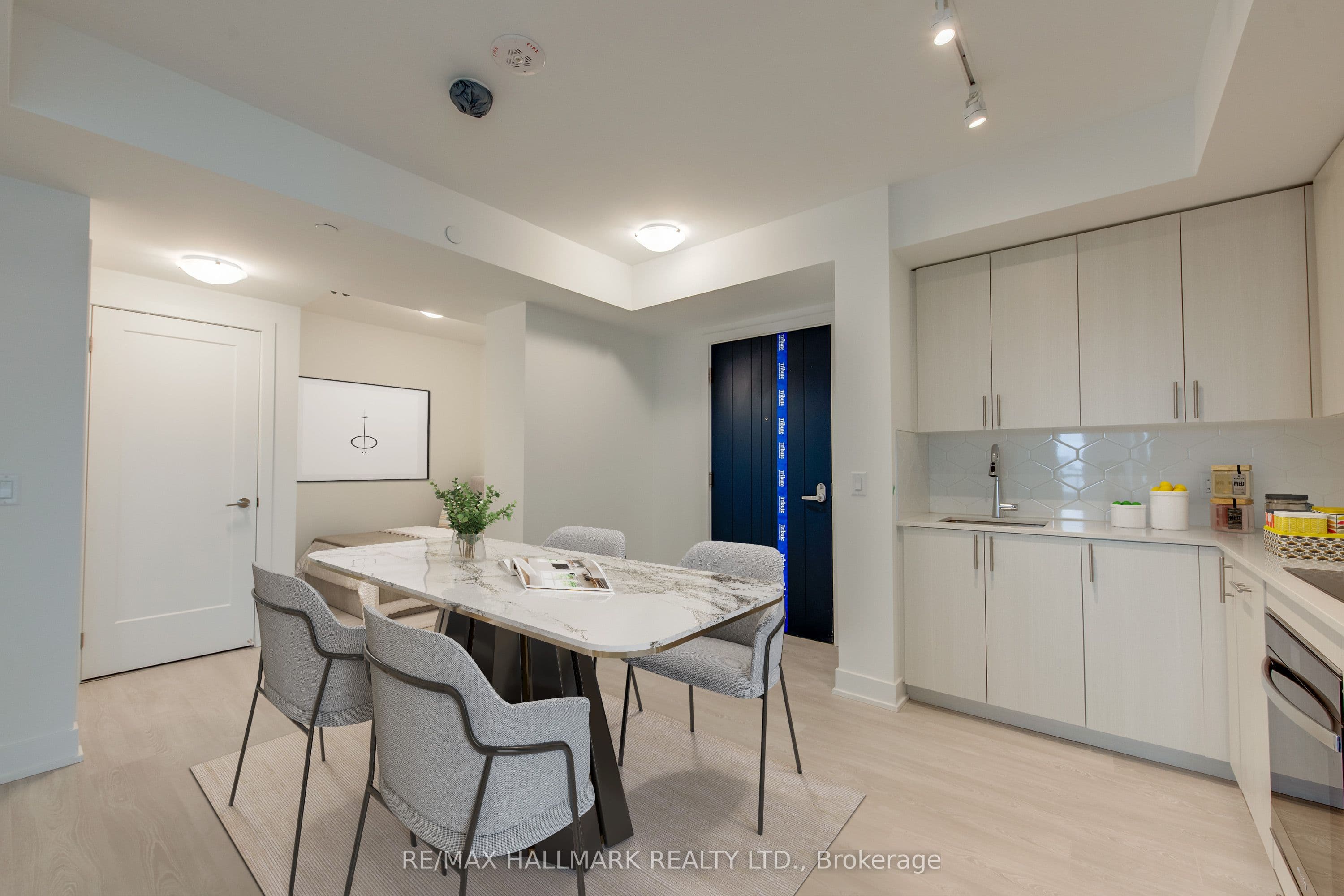 Unit 417 2545 Simcoe Street photo 1