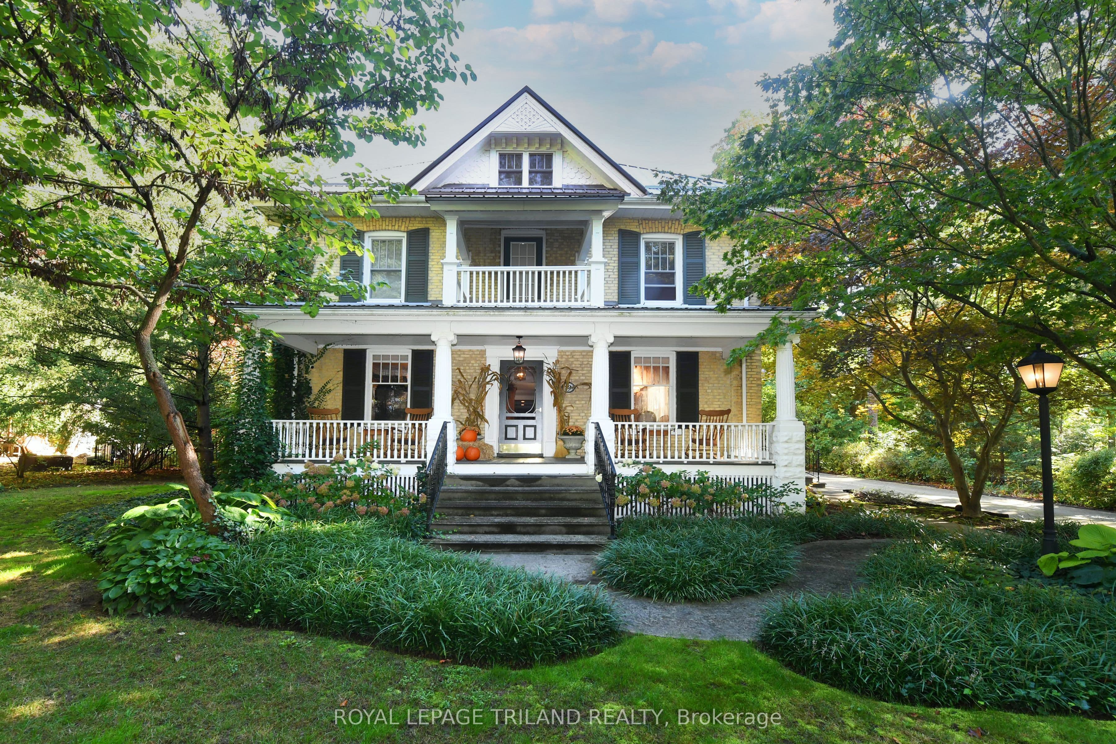 12 VICTORIA Street photo 1