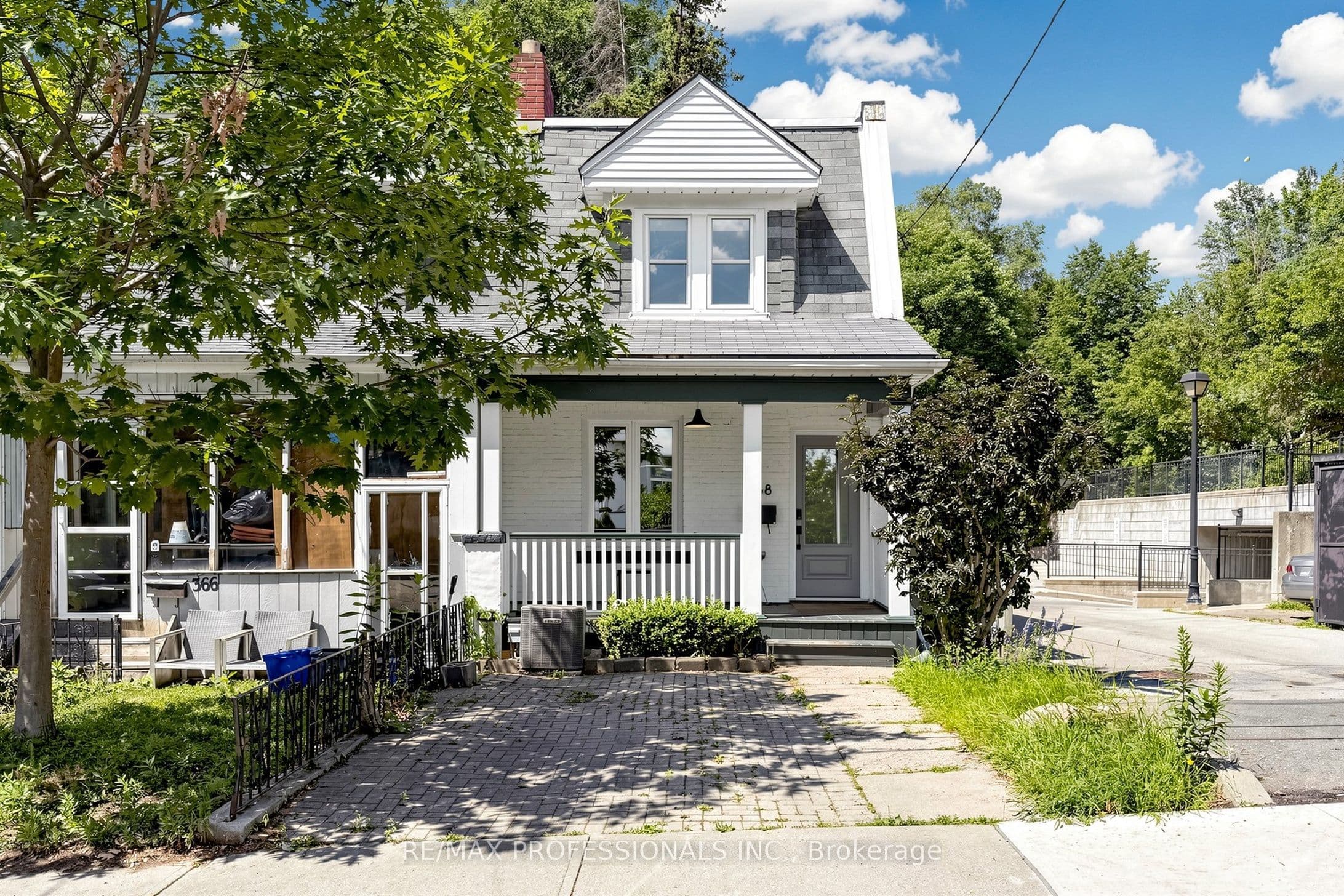 368 Howland Avenue photo 1