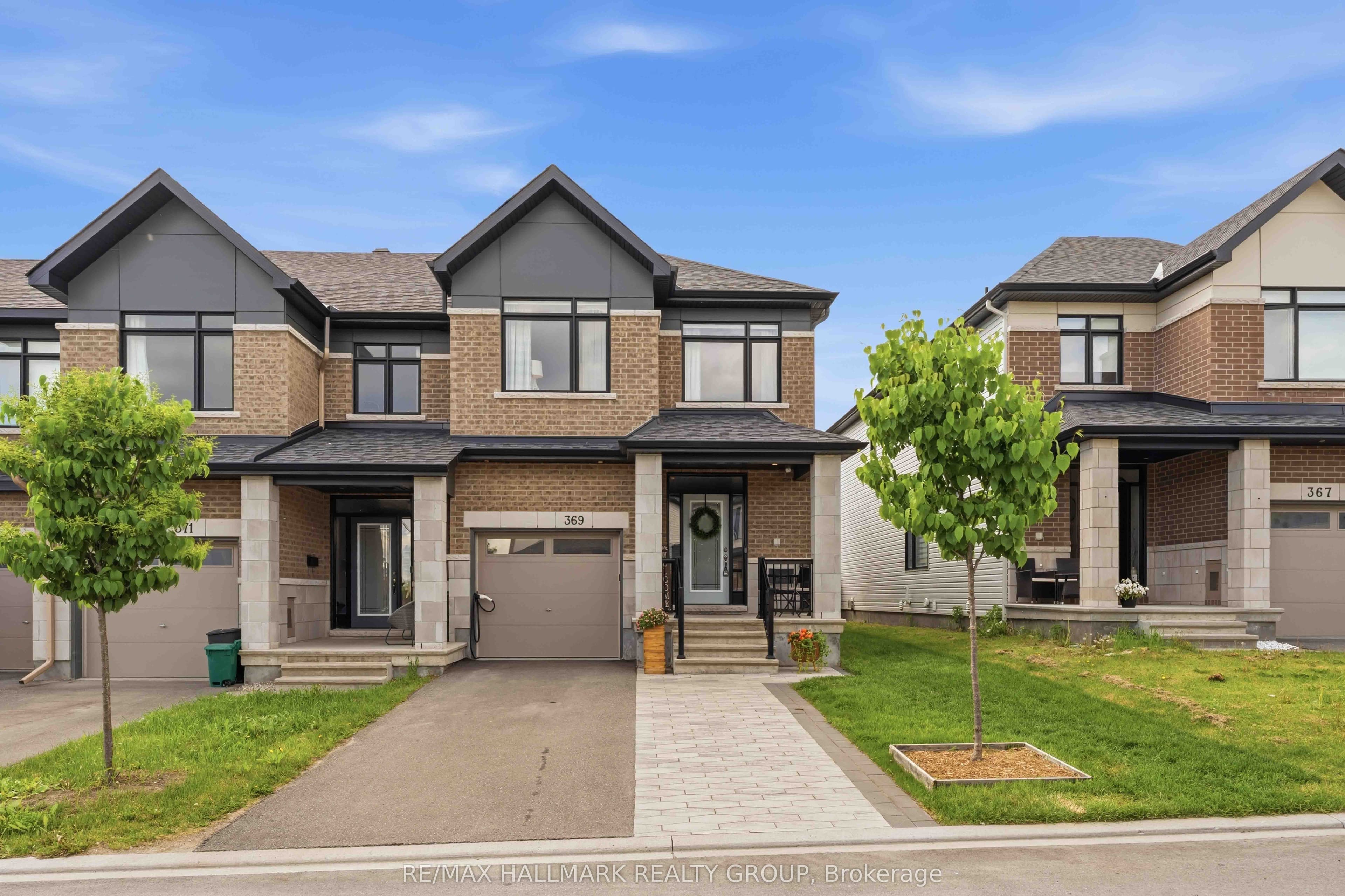 369 Broadridge Crescent photo 1