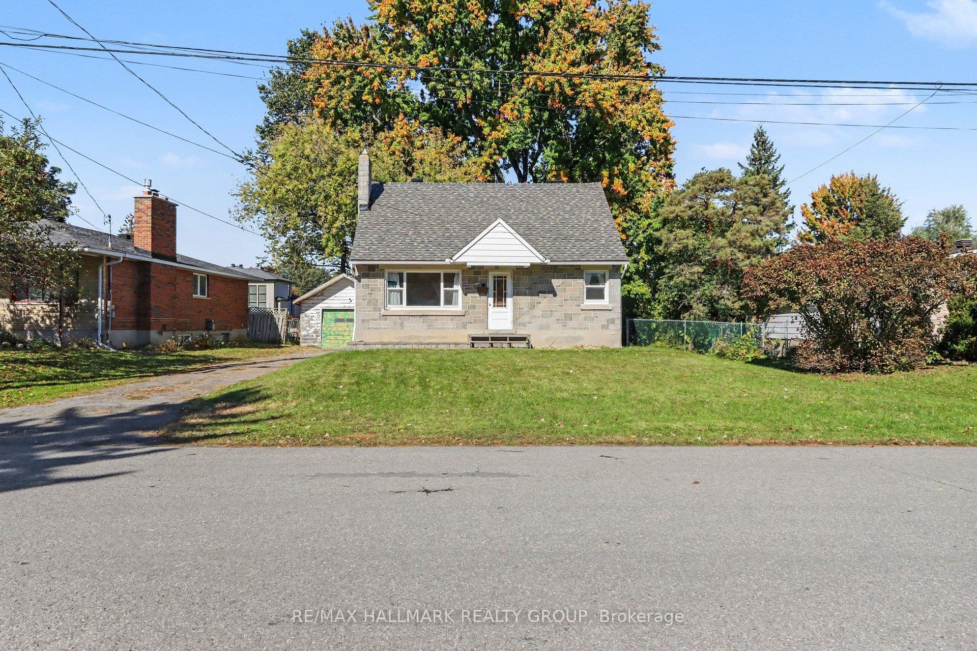 1388 Normandy Crescent photo 1