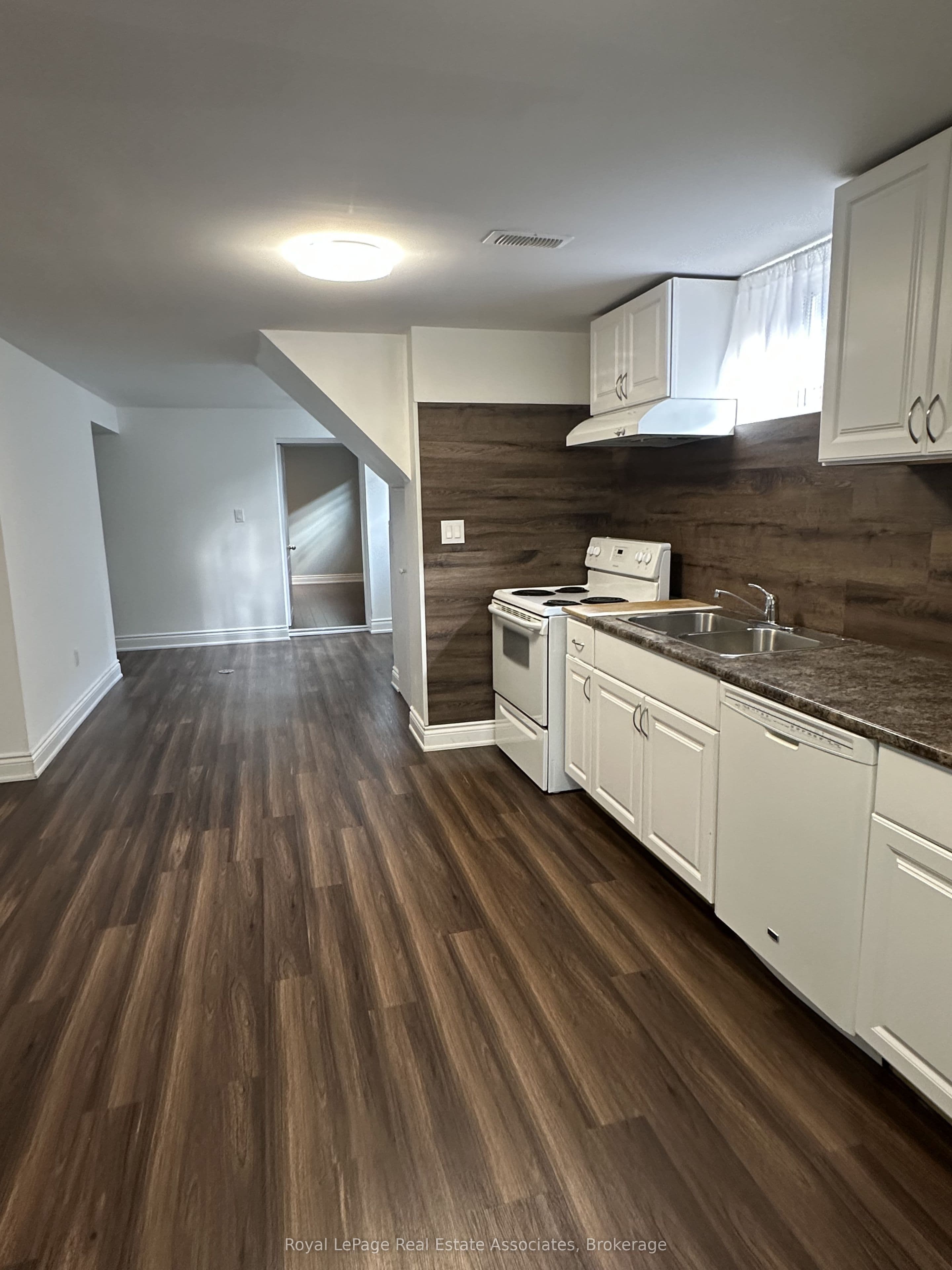 Unit (Basement) 1590 Coram Crescent photo 1