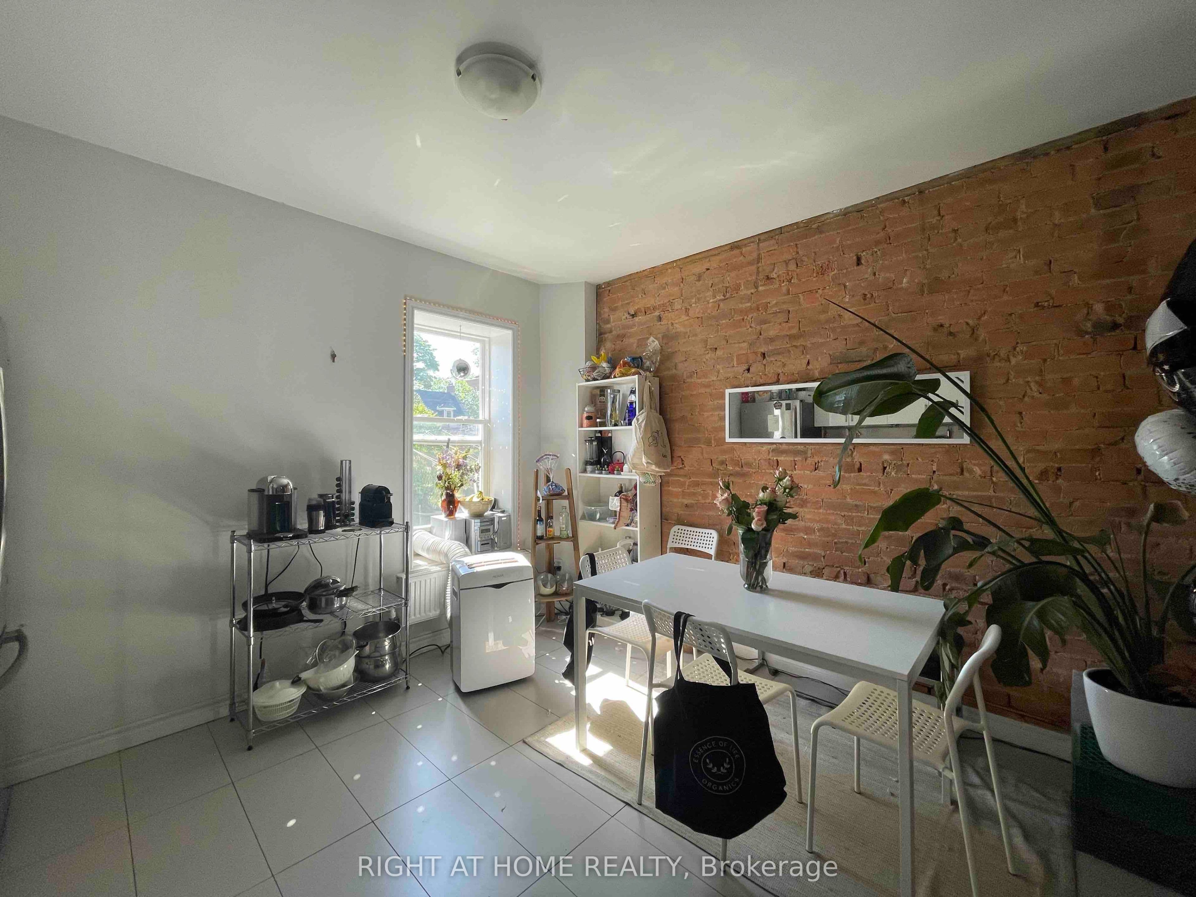 Unit 2 570 Bathurst Street photo 1