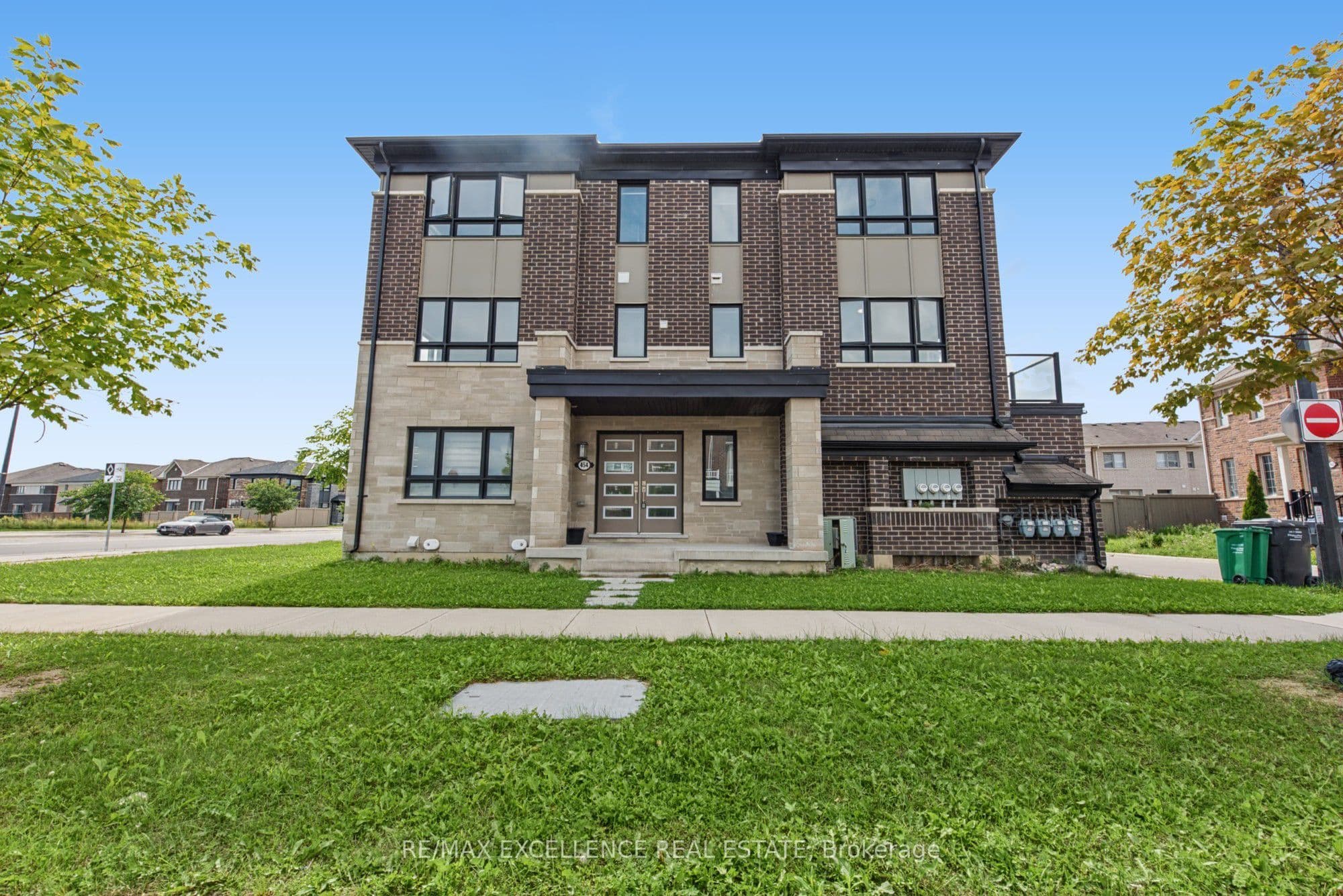 454 Remembrance Road photo 1