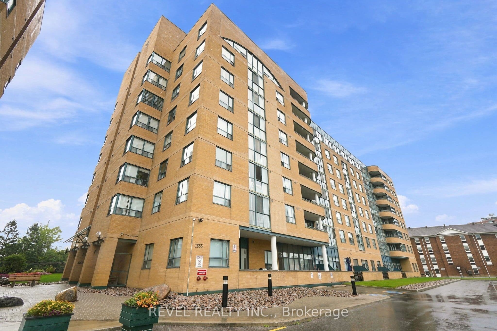 Unit 306 1655 Pickering Parkway photo 1