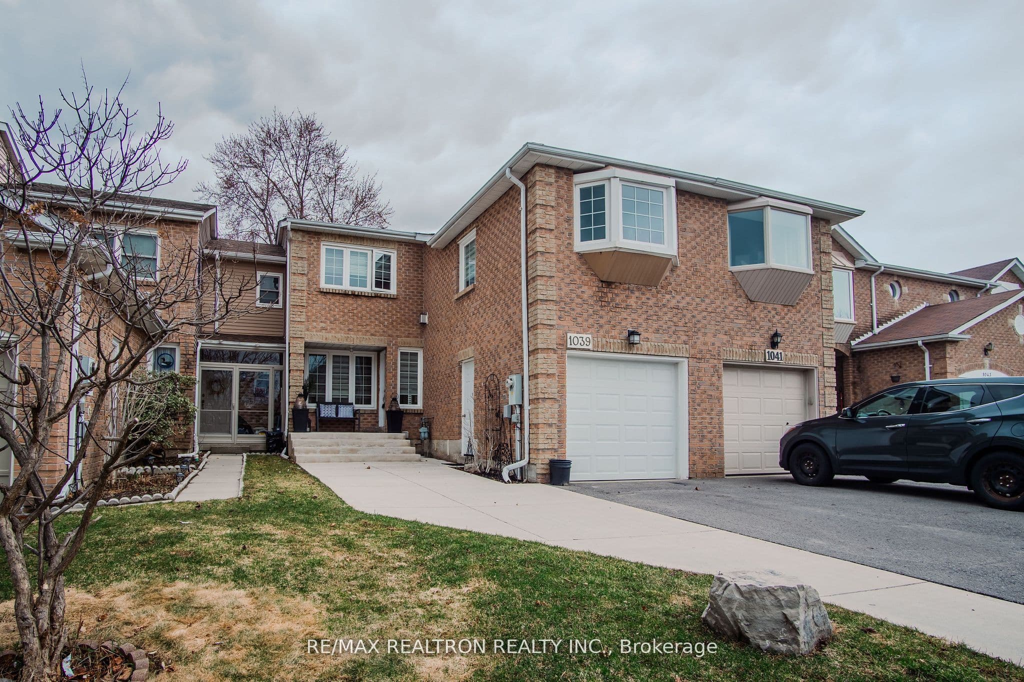1039 Rowntree Crescent photo 1