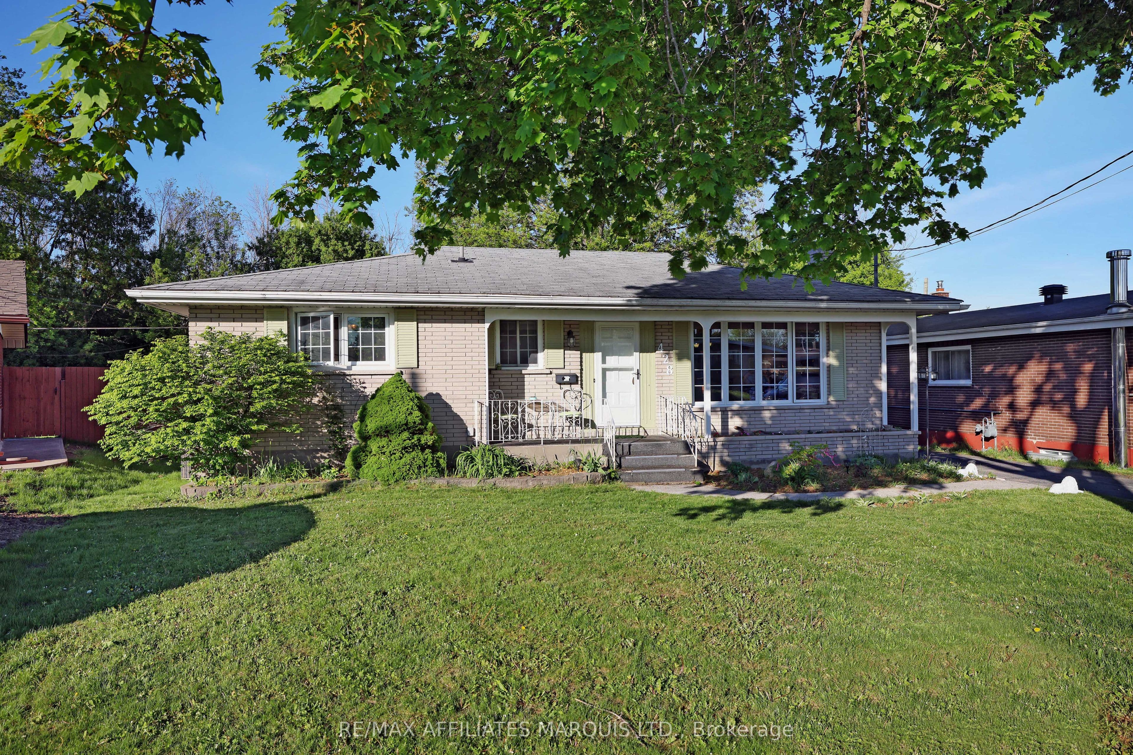 428 Bellevue Crescent photo 1