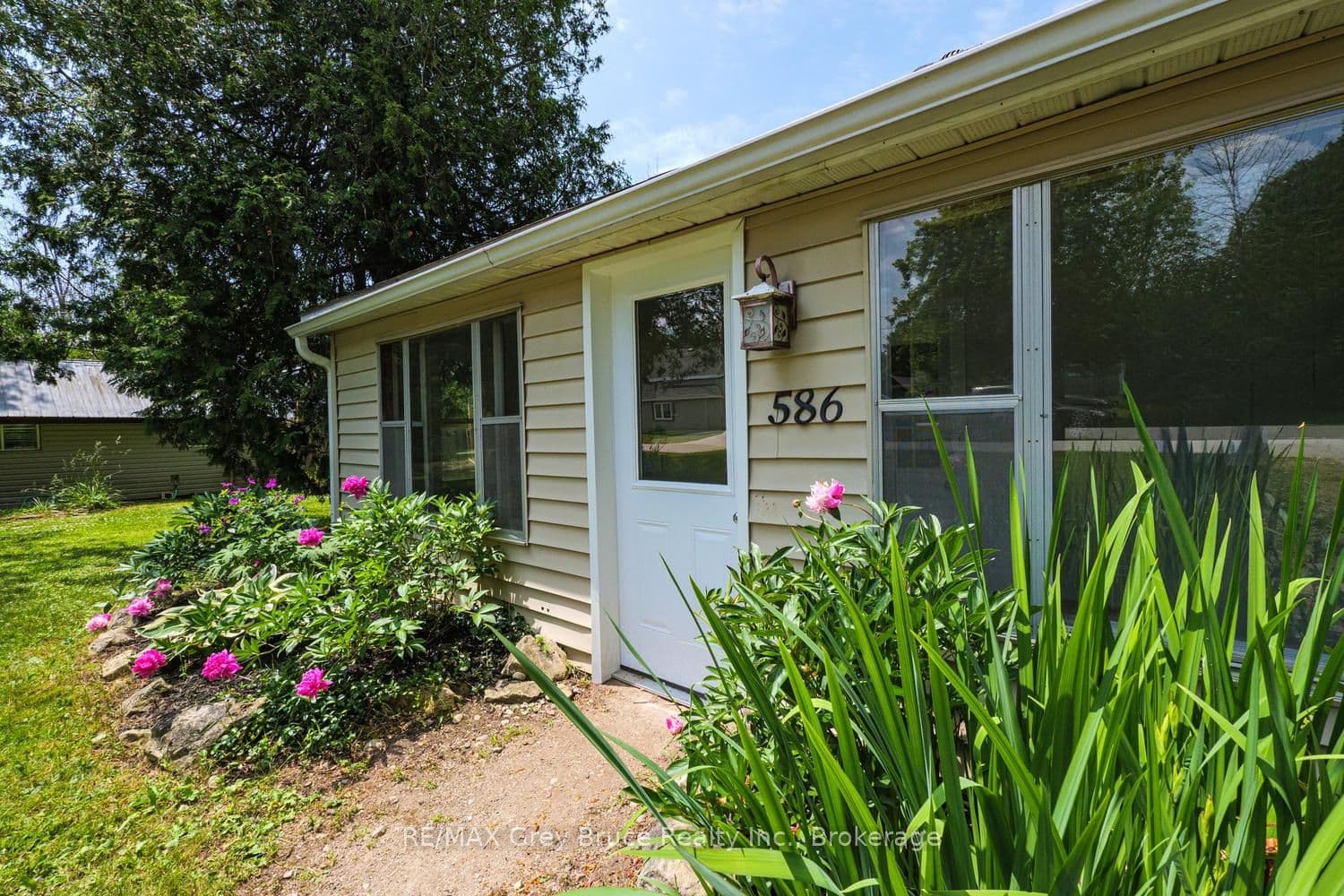 586 Dawson Street photo 1