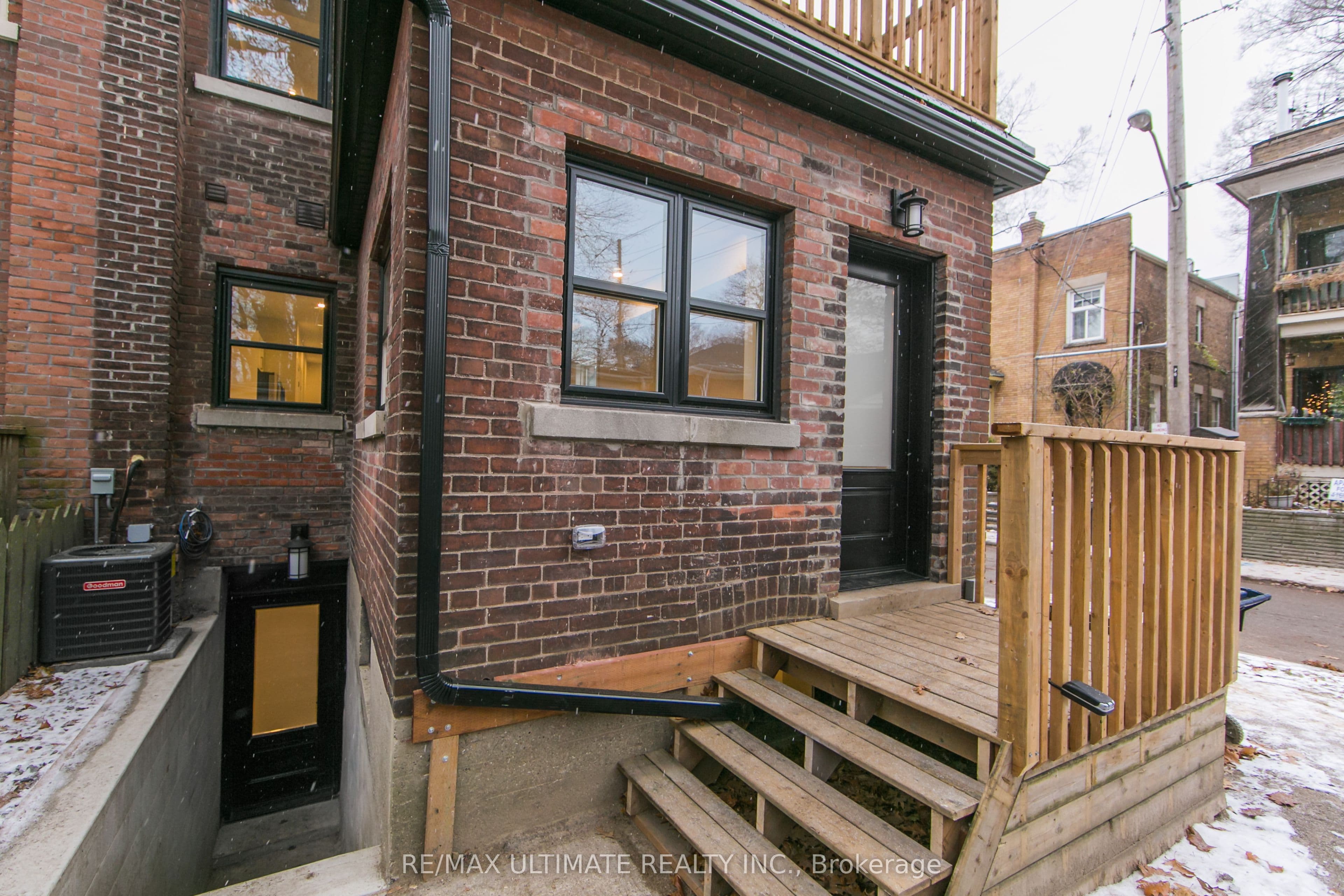 Unit Main 19 Fernwood Park Avenue photo 1