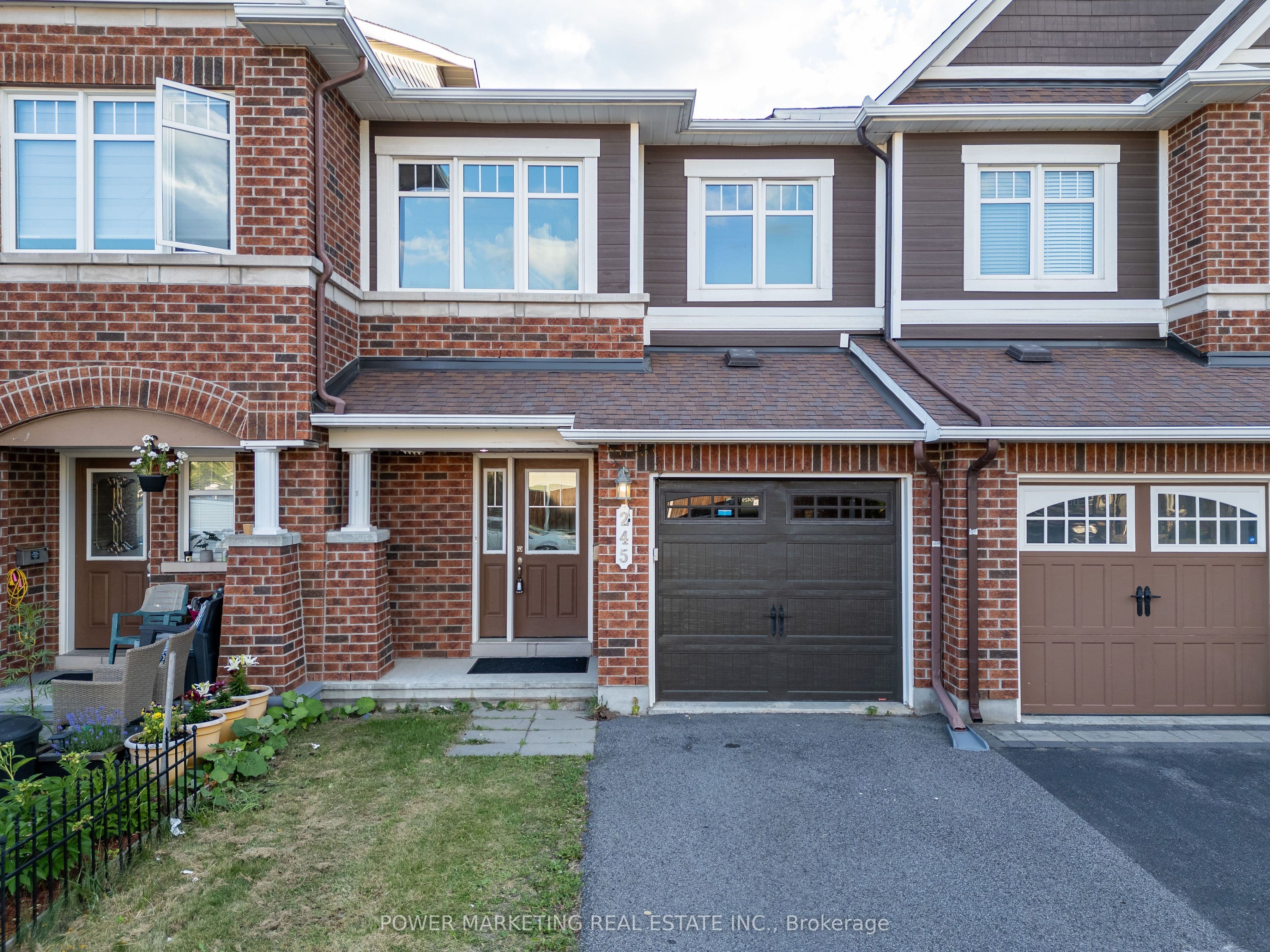 245 SILVERMOON Crescent photo 1
