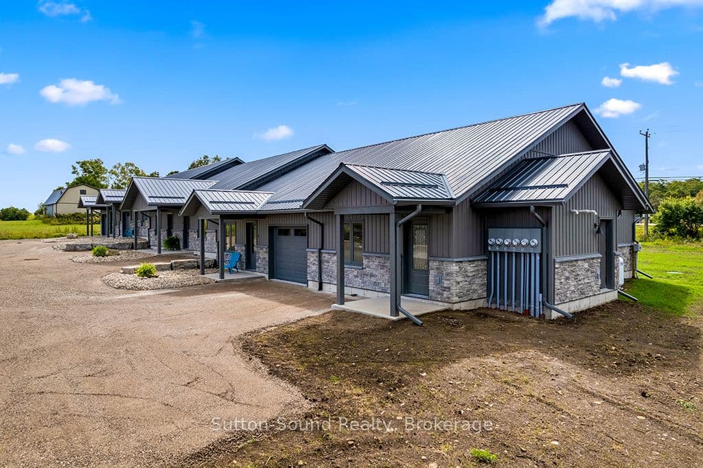 Unit 3 18 Maple Golf Crescent photo 1