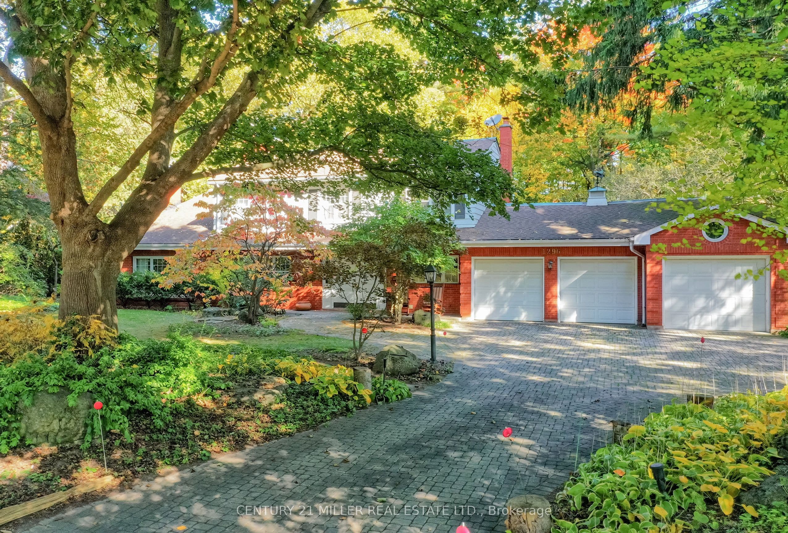 1296 Cumnock Crescent photo 1