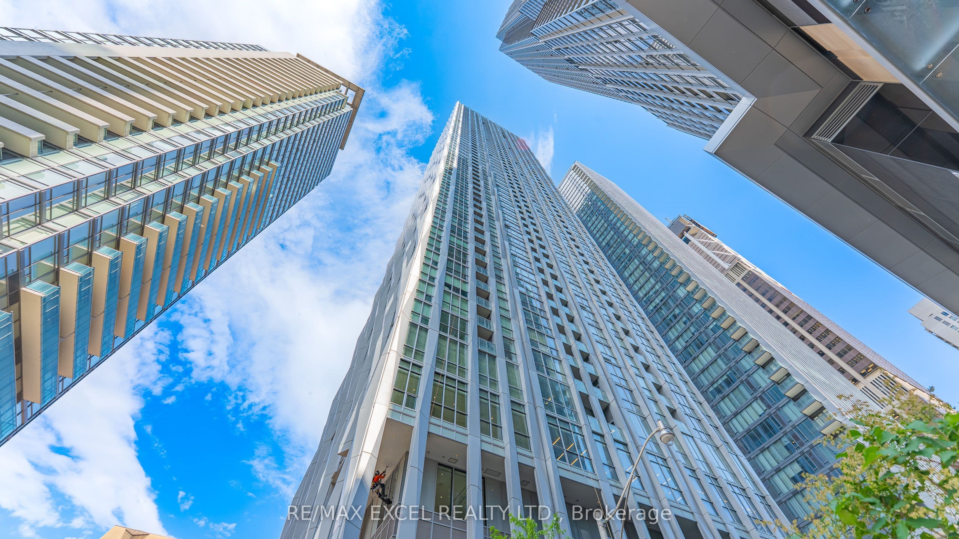 Unit 3909 1 Yorkville Avenue photo 1