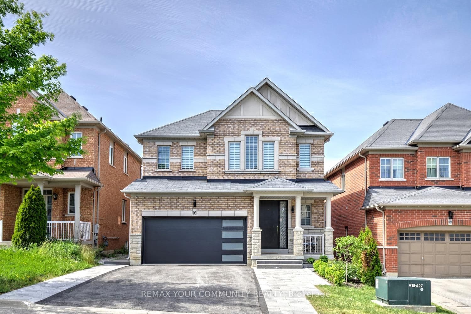 16 Muret Crescent photo 1