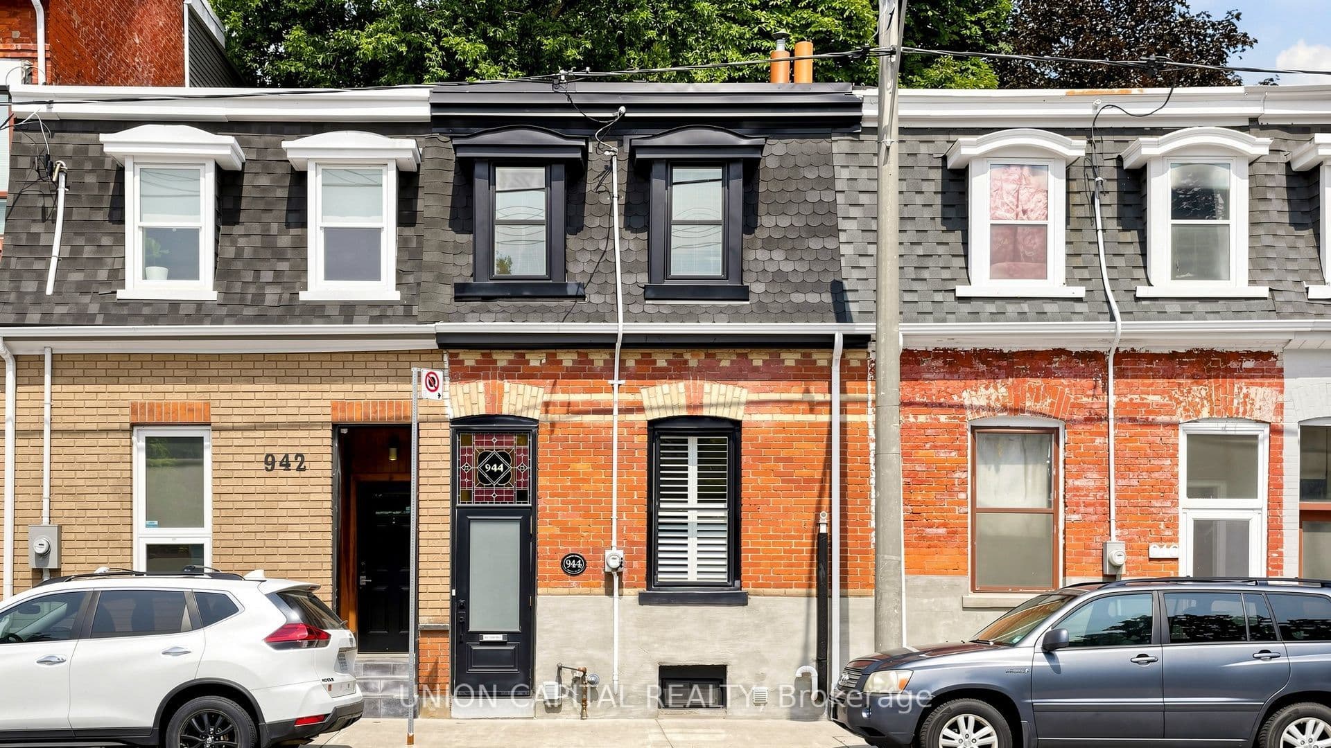 944 Dundas Street photo 1