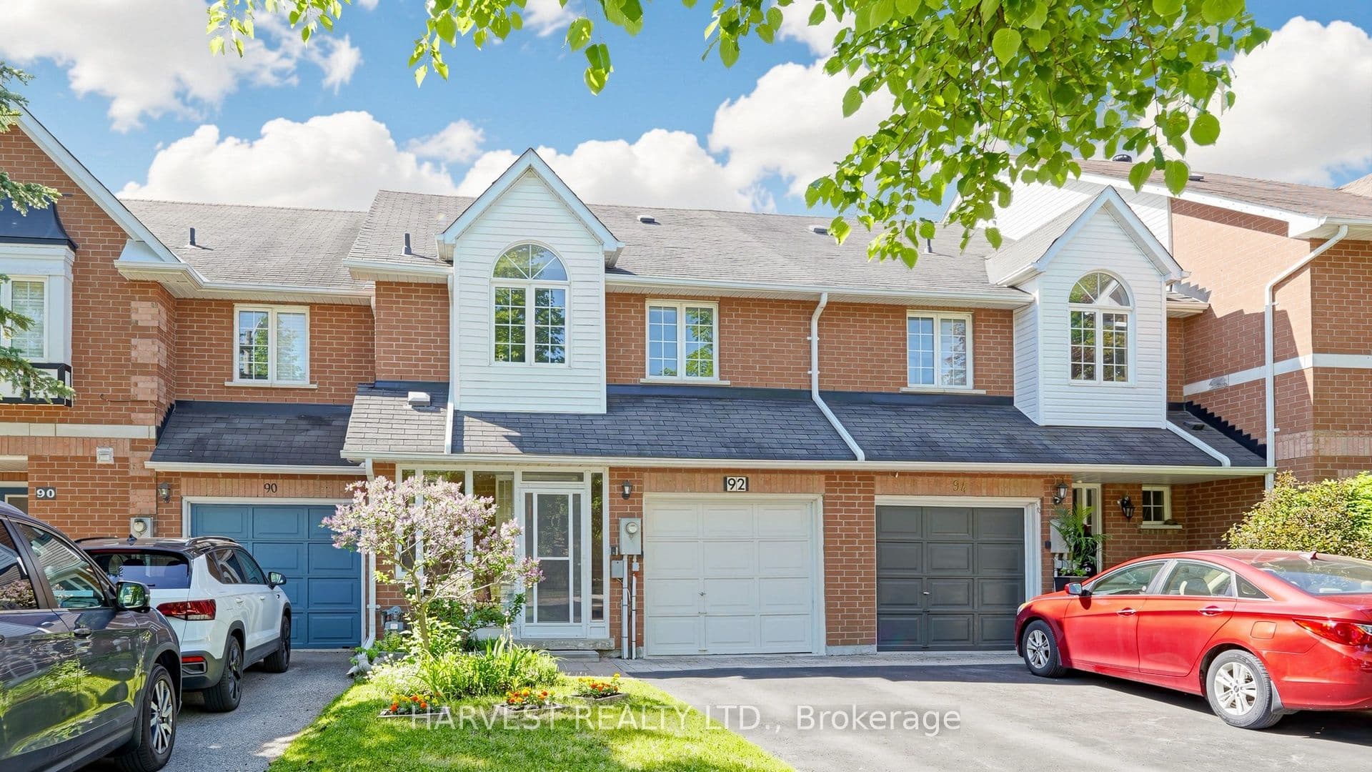 92 Royal Chapin Crescent photo 1