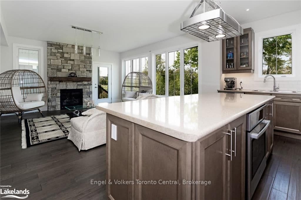 364 Yellow Birch Crescent photo 1