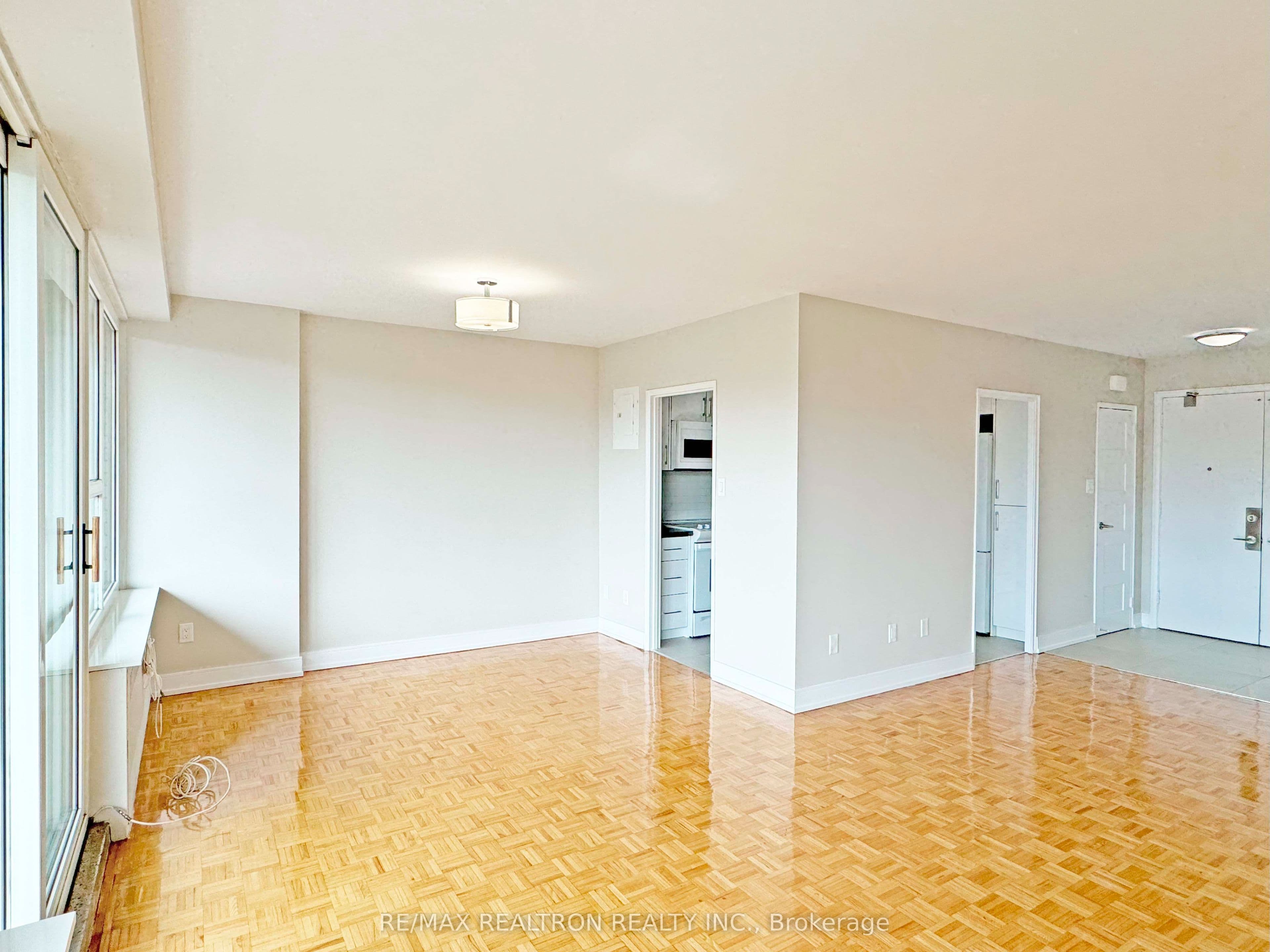 Unit 607 10 Shallmar Boulevard photo 1